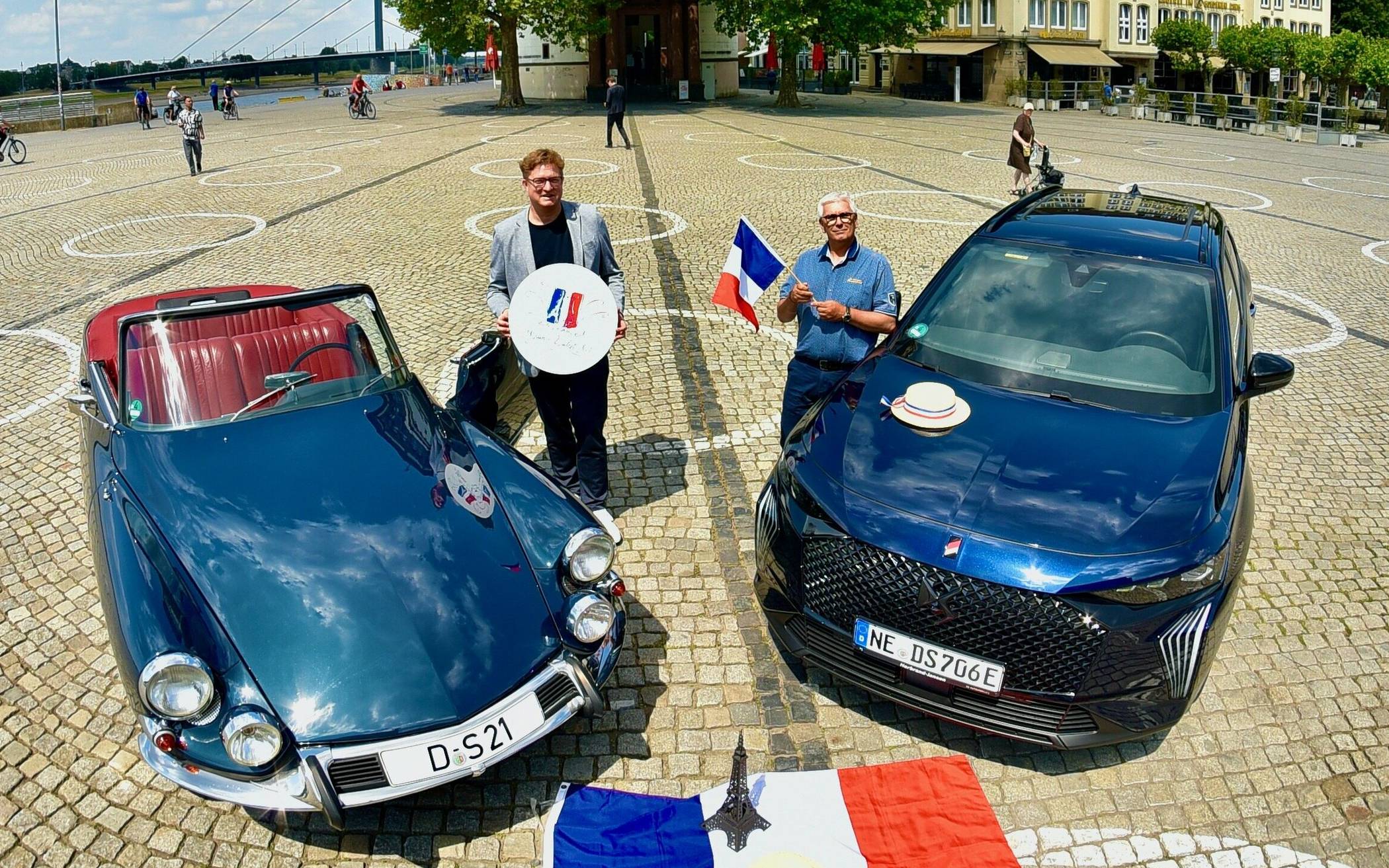  Tradition trifft Moderne während der Tour de Düsseldorf im Rahmen des Frankreichfestes: Das historische Citroën DS 21 Cabriolet, Baujahr 1967, und der Premium-SUV DS 7, der  auf dem Burgplatz als Ausstellungsfahrzeug zu sehen sein wird. Auf dem Foto v.l.: Thomas Kötter, Geschäftsführer von Veranstalter Destination Düsseldorf, und Michael Schoth vom Autohaus Herbrand-Jansen, Neuss. Foto: DD 