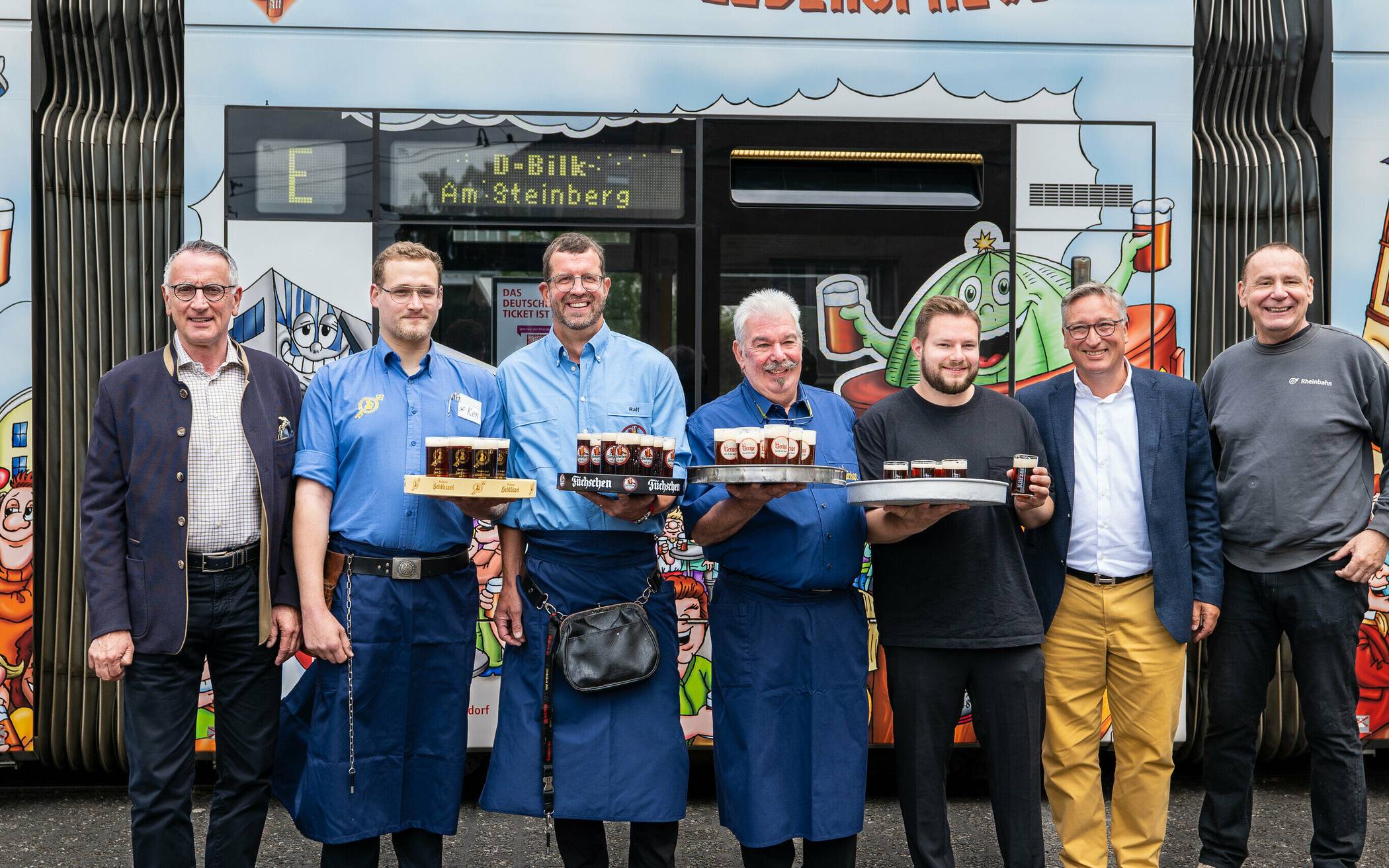 Klaus Klar, die Köbes von Zum Schlüssel, Füchschen, Uerige und Kürzer sowie Andreas Hartnigk und Jacques Tilly (von links) 