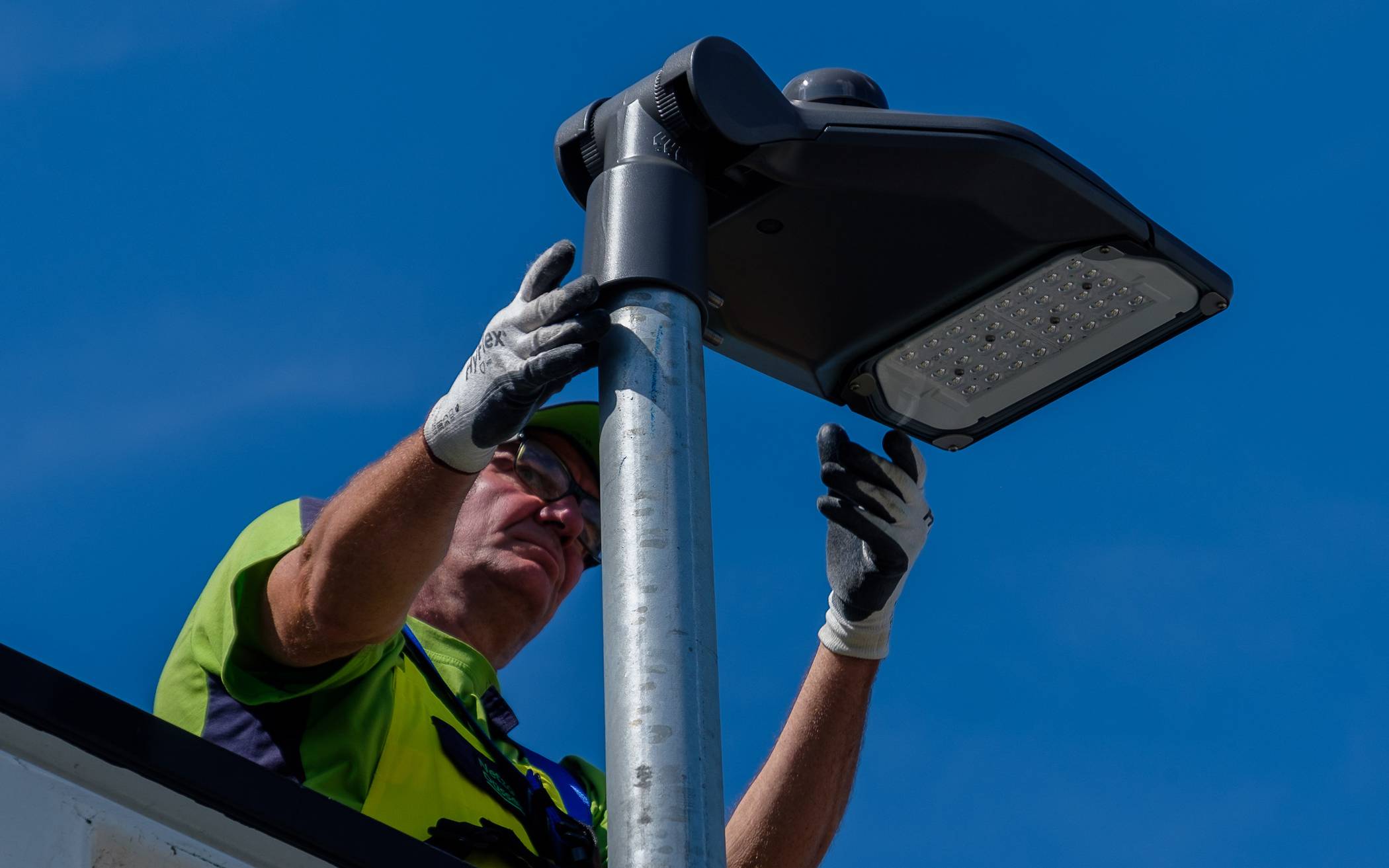 Installation des Leuchtenkopfes auf einem Leuchtenmast