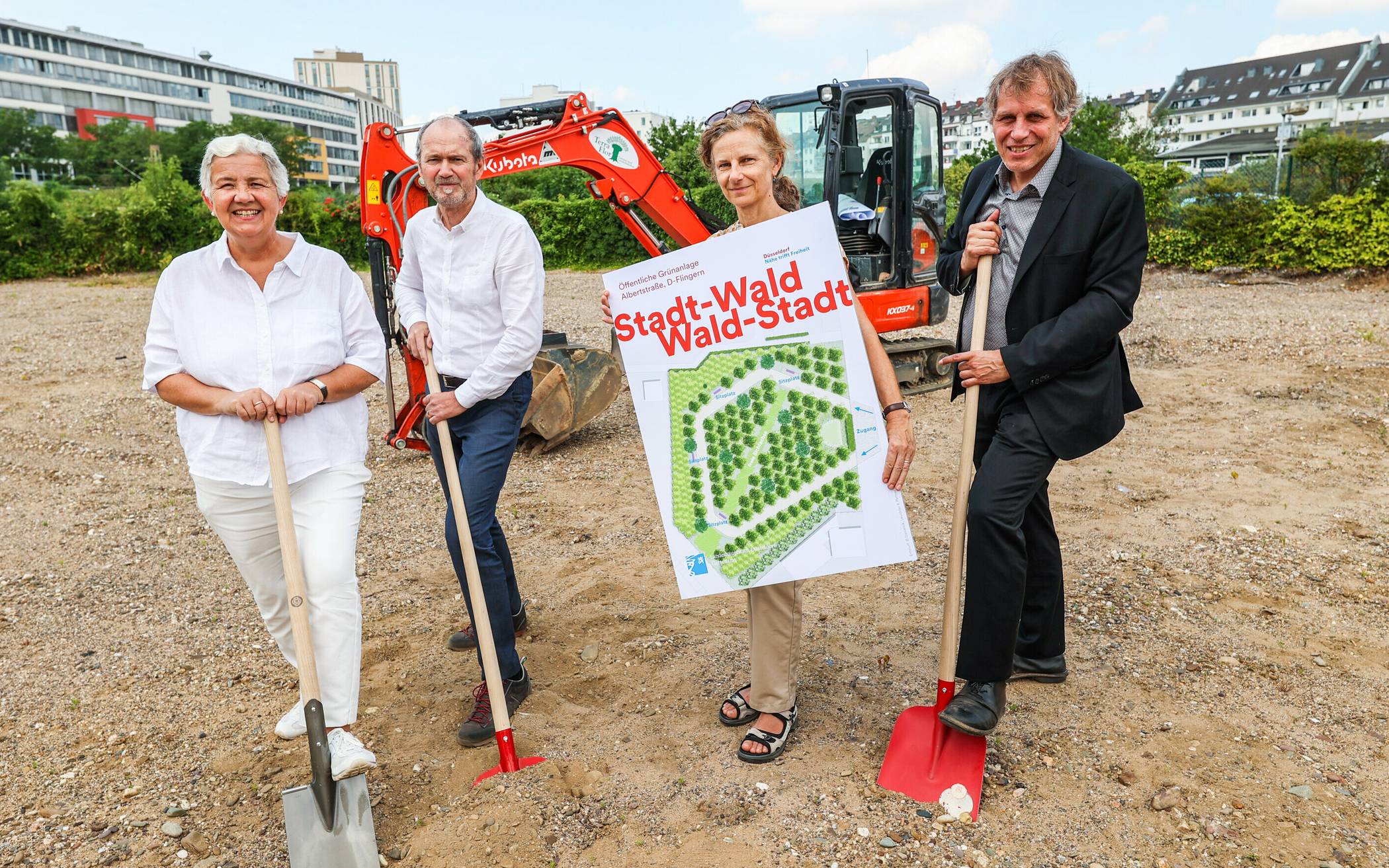 Beim ersten Spatenstich für den Pocketpark Albertstraße (v.l.): Doris Törkel, Reiner Leuchter (Danielzig Leuchter und Partner), Elisabeth Albertshofer (Gartenamt) und Jochen Kral - „Das Schwammstadt-Prinzip umsetzen.“