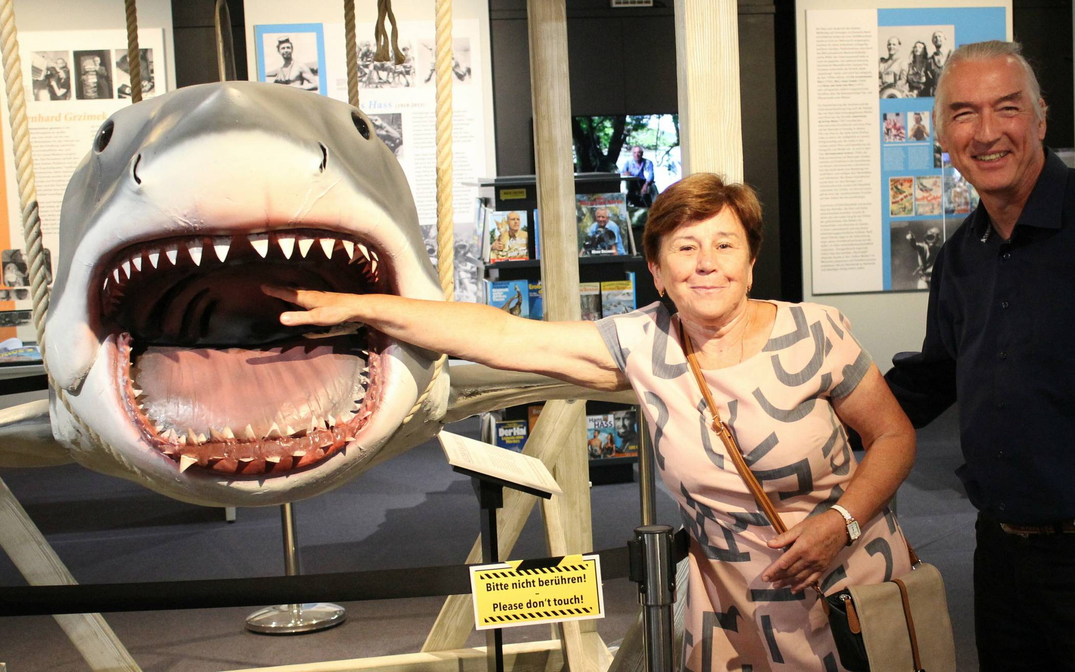  Filmmuseumsdirektor Bernd Desinger zusammen mit der 35.000 Besucherin der Ausstellung "Animal Actors – Tierische Stars in Film und TV", Hanna Bondarenko, die vom Weißen Hai begeistert war.  