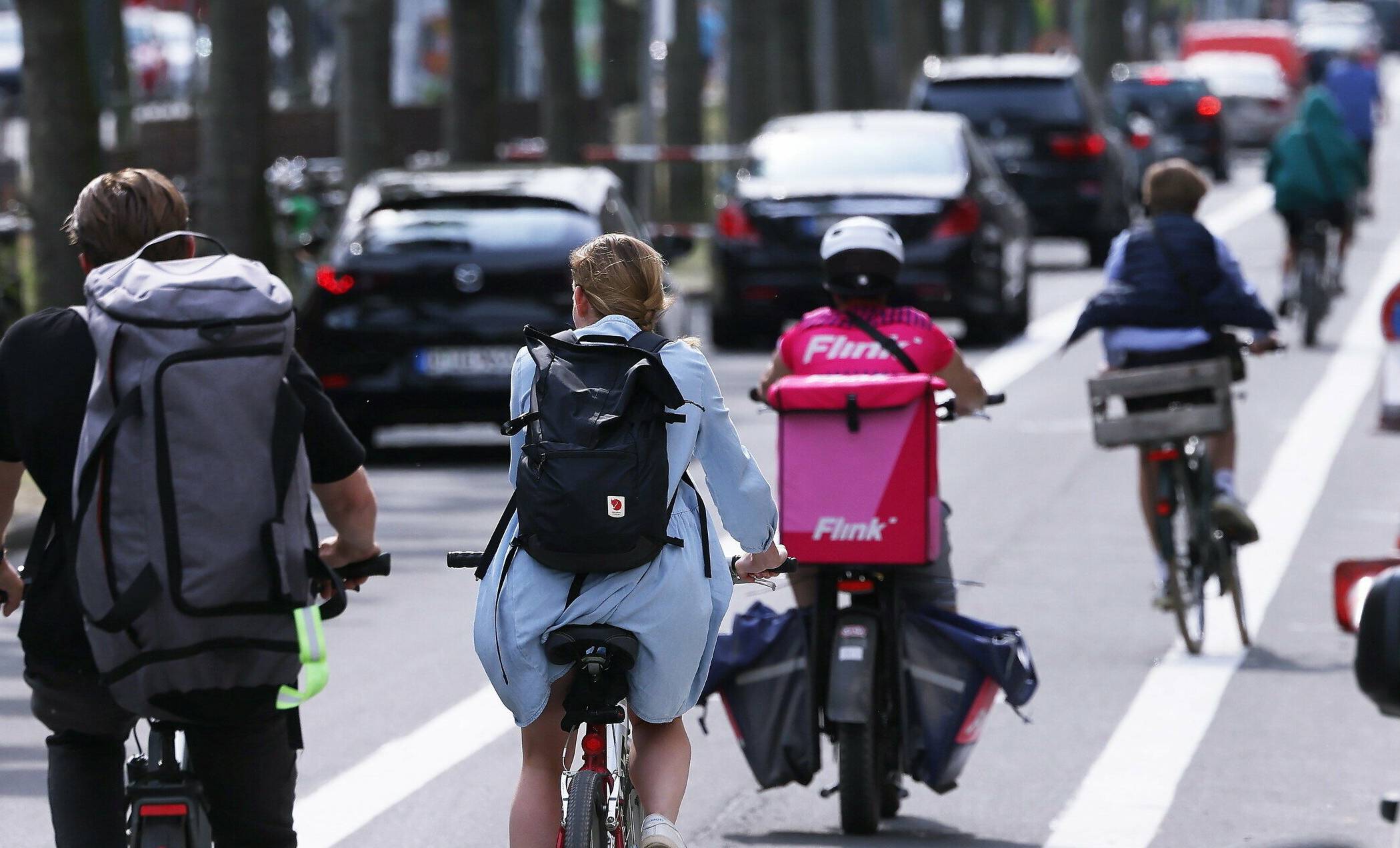  Mit Einrichtung der Testphase wurde auf der Luegallee beidseitig ein Radfahrstreifen auf der jeweils rechten Fahrspur markiert. 