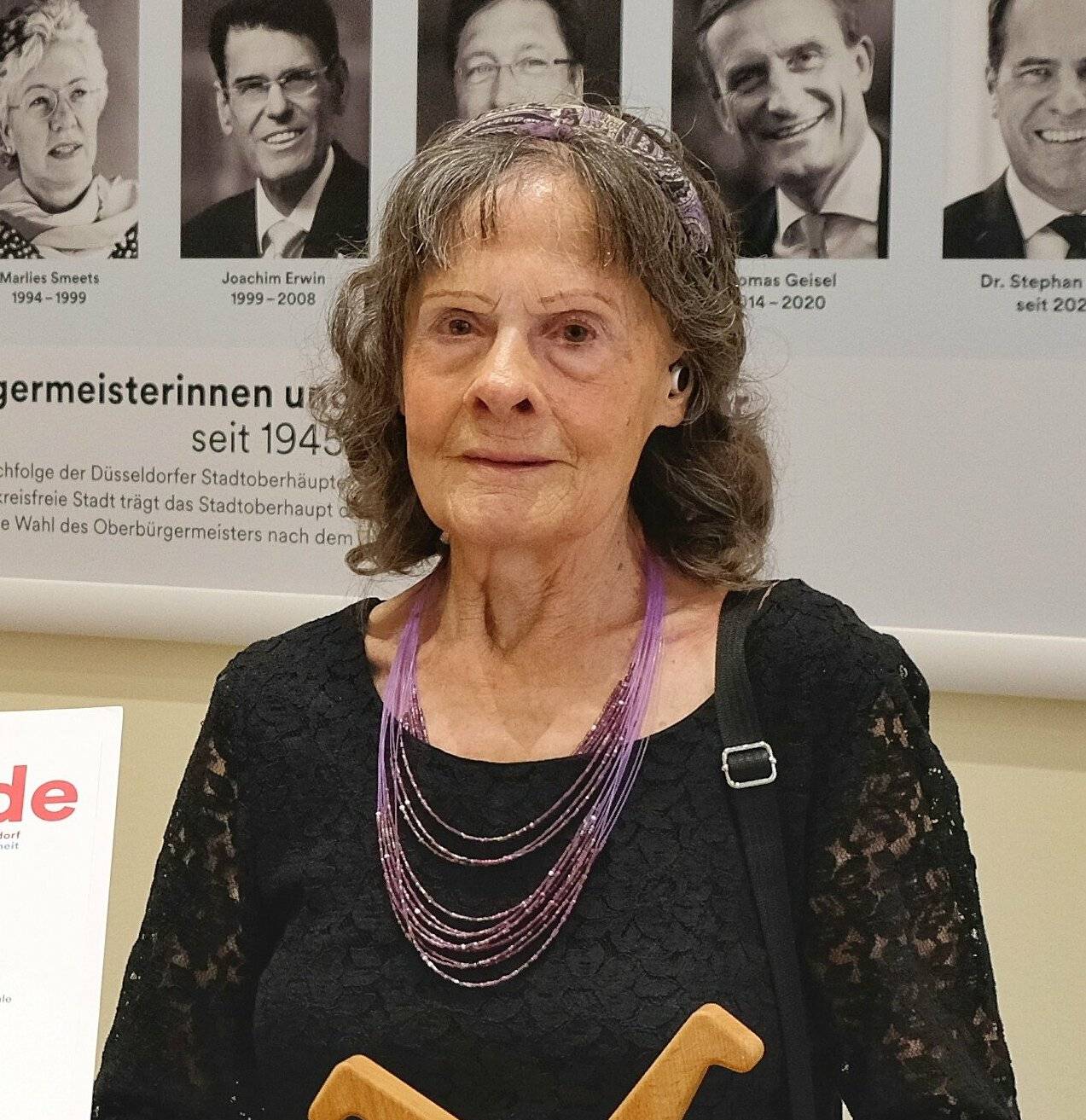  Margarete Bonmariage mit der Radschläger-Auszeichnung der Stadt 2022.  