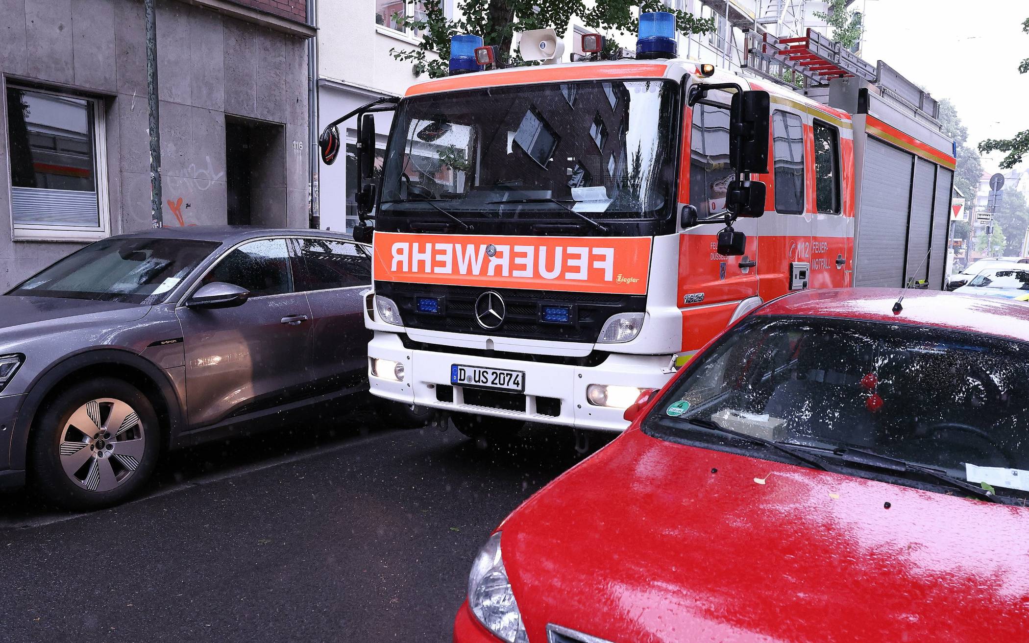 Vor allem „Zweite-Reihe-Parker“ erschweren den Einsatzkräften der Feuerwehr das Durchkommen im Ernstfall ungemein.