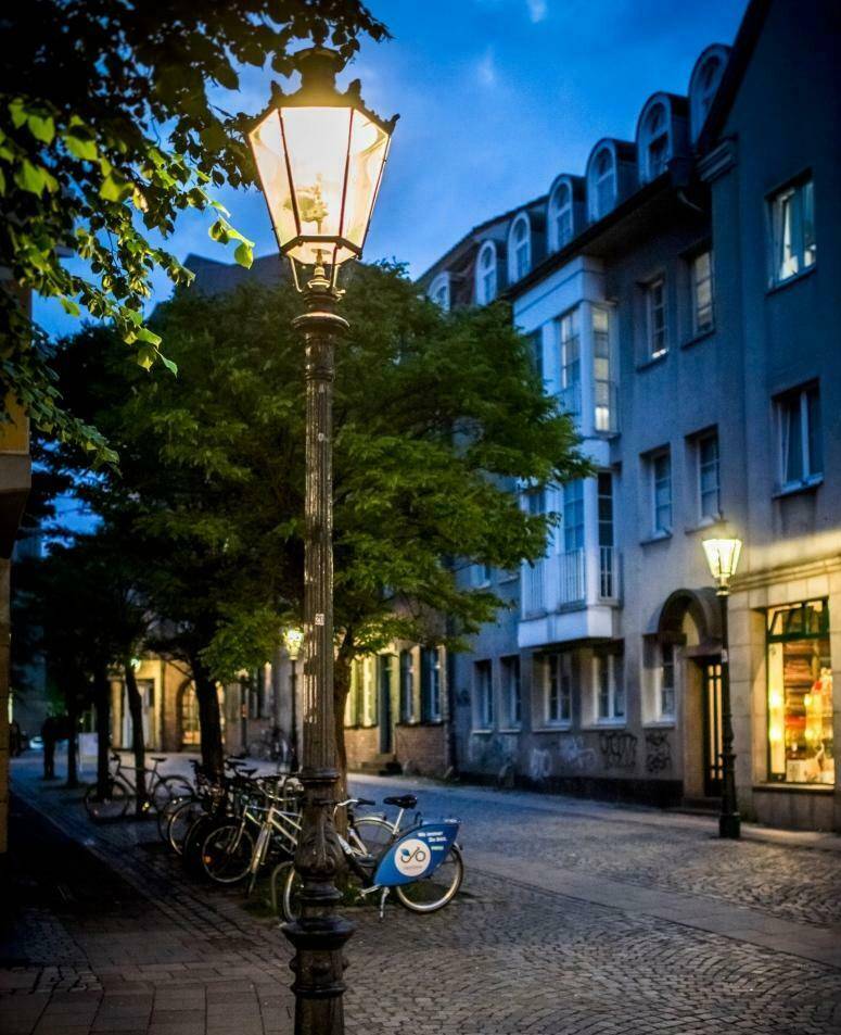 Gaslaterne in der Stadt - „Wie viele sollte sich Düsseldorf noch leisten?“.
