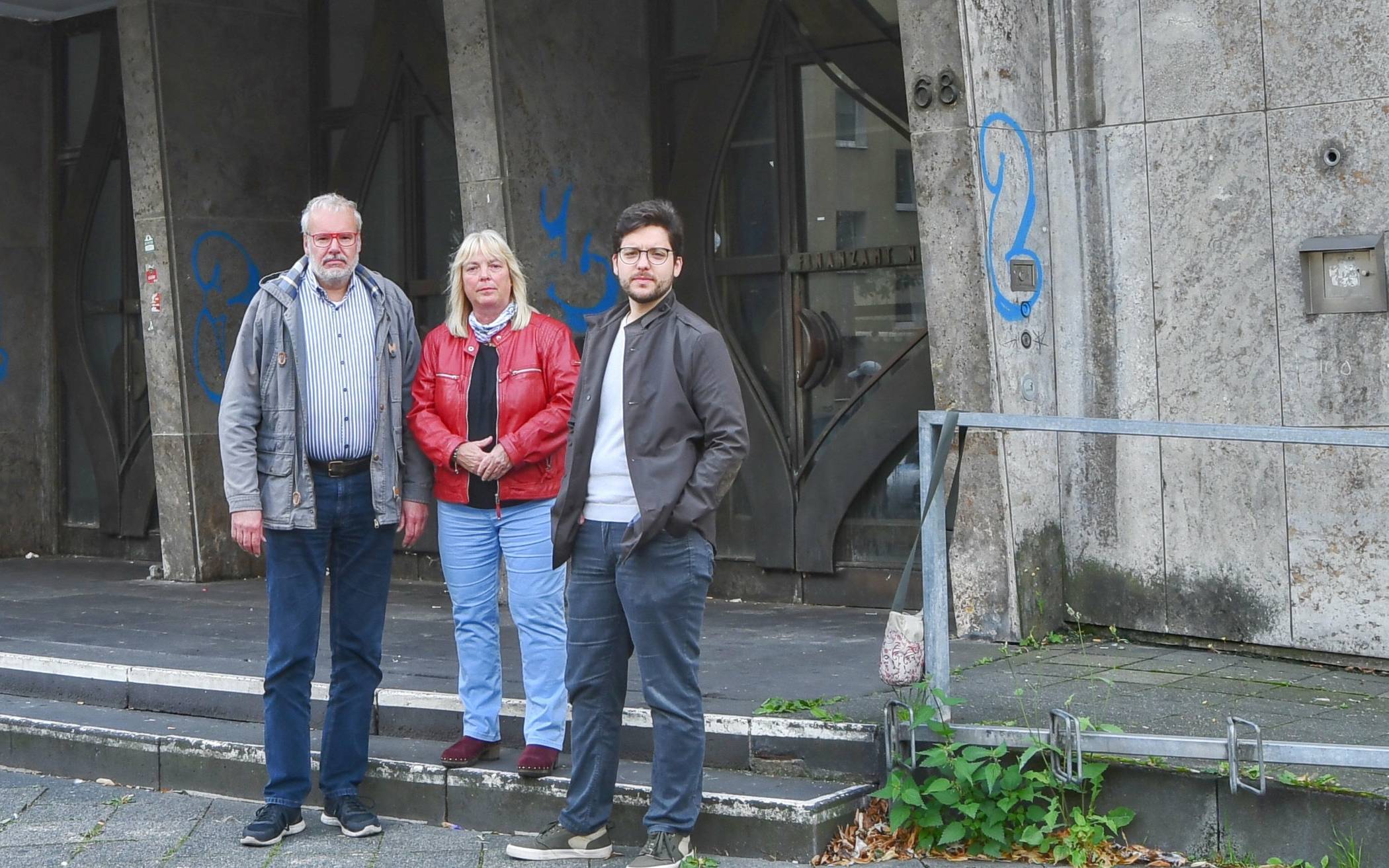 Markus Raub, Marina Spillner und Adis Selimi (v. l.) fordern städtische Initiative für Wohnungsbau im leerstehenden alten Finanzamt Roßstraße.