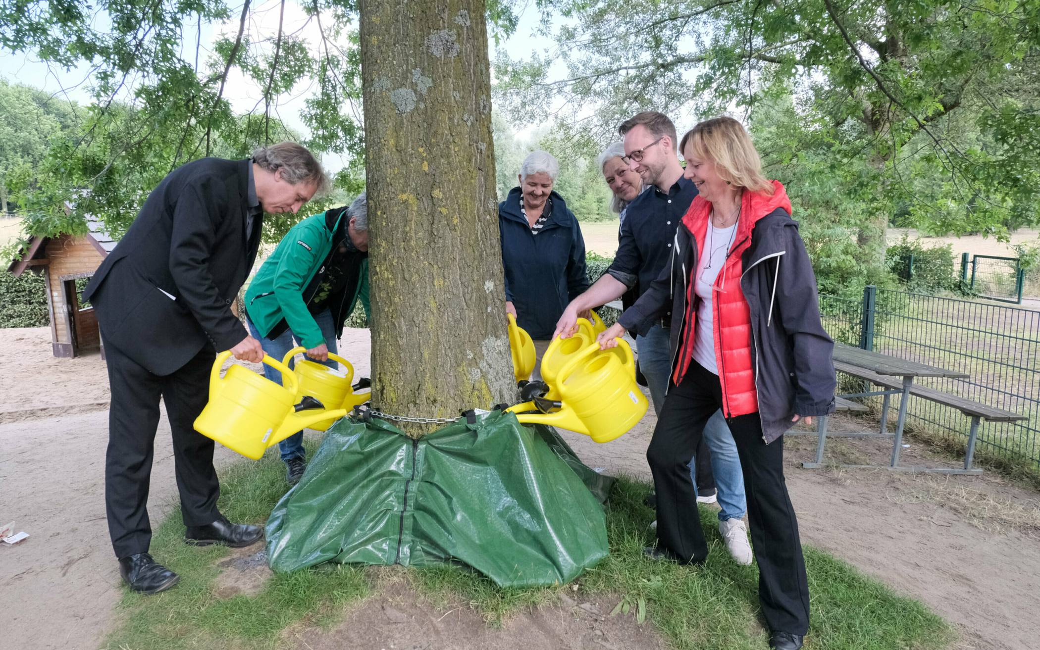 Die Teilnehmenden an der Aktion „Dein Fass - Gießkannenheldinnen für Düsseldorf“ bekommen das Fass kostenfrei geliefert.