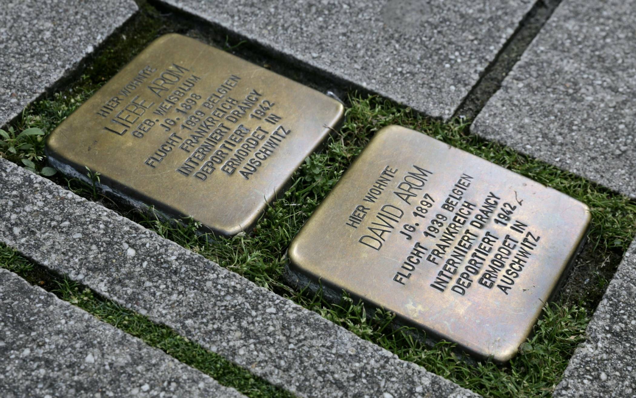 Die Stolpersteine von Liebe und David Arom an der Wallstraße 3.