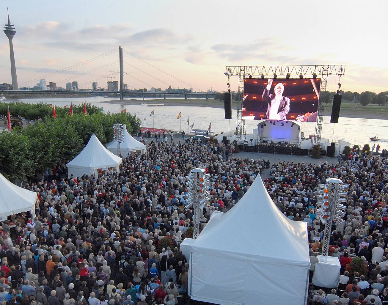 Mit einem Open Air-Musikerlebnis im Reinpark startet die Deutsche Oper in ihre Spielzeit.
