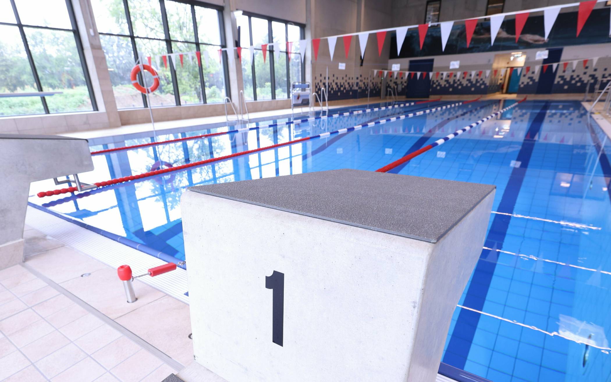  Nach dreijähriger Bauzeit ist das neue Schwimmbad in Benrath offen. Foto: Stadt/ Young  