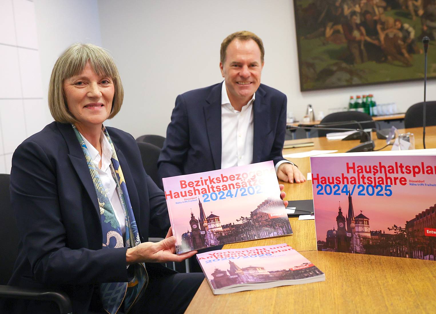 OB Stephan Keller und  Stadtkämmerin Dorothée Schneider mit dem Entwurf des Doppelhaushaltsplans 2024/ 2025.