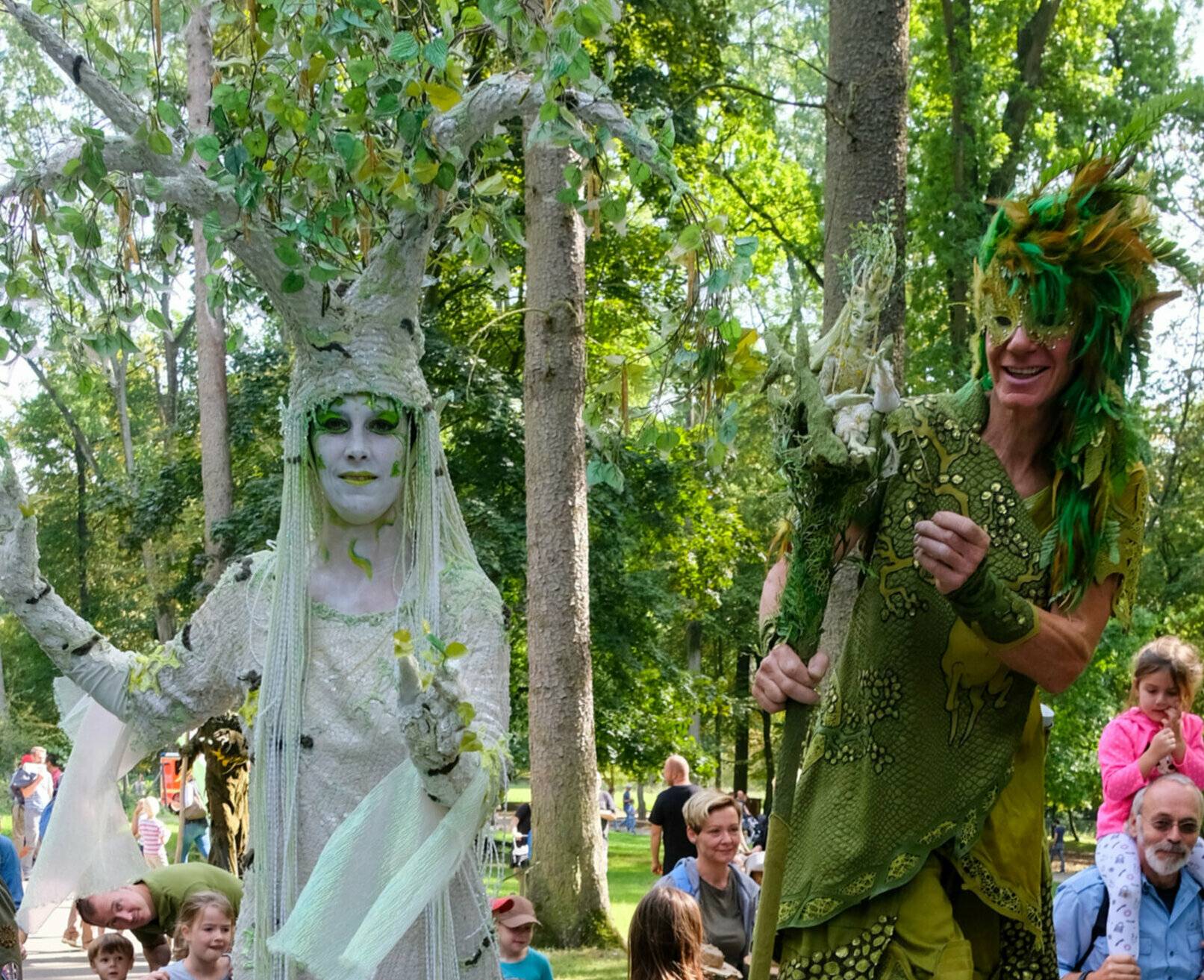 Das Figurentheaters Pantao mit seinen Stelzenfiguren im Wildpark.