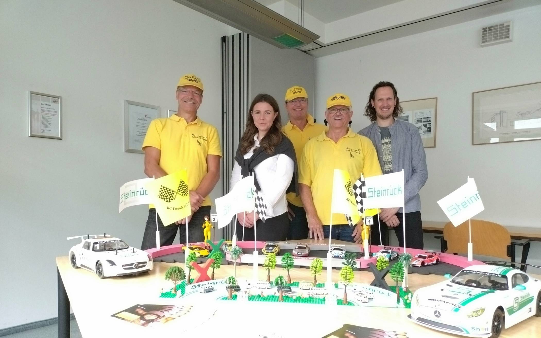 Die RC Freunde Alt-Erkrath laden zusammen mit der Düsseldorfer Firma Steinrück zum Benefiz-Rennen auf dem Johannes-Rau-Platz in der Landeshauptstadt ein.