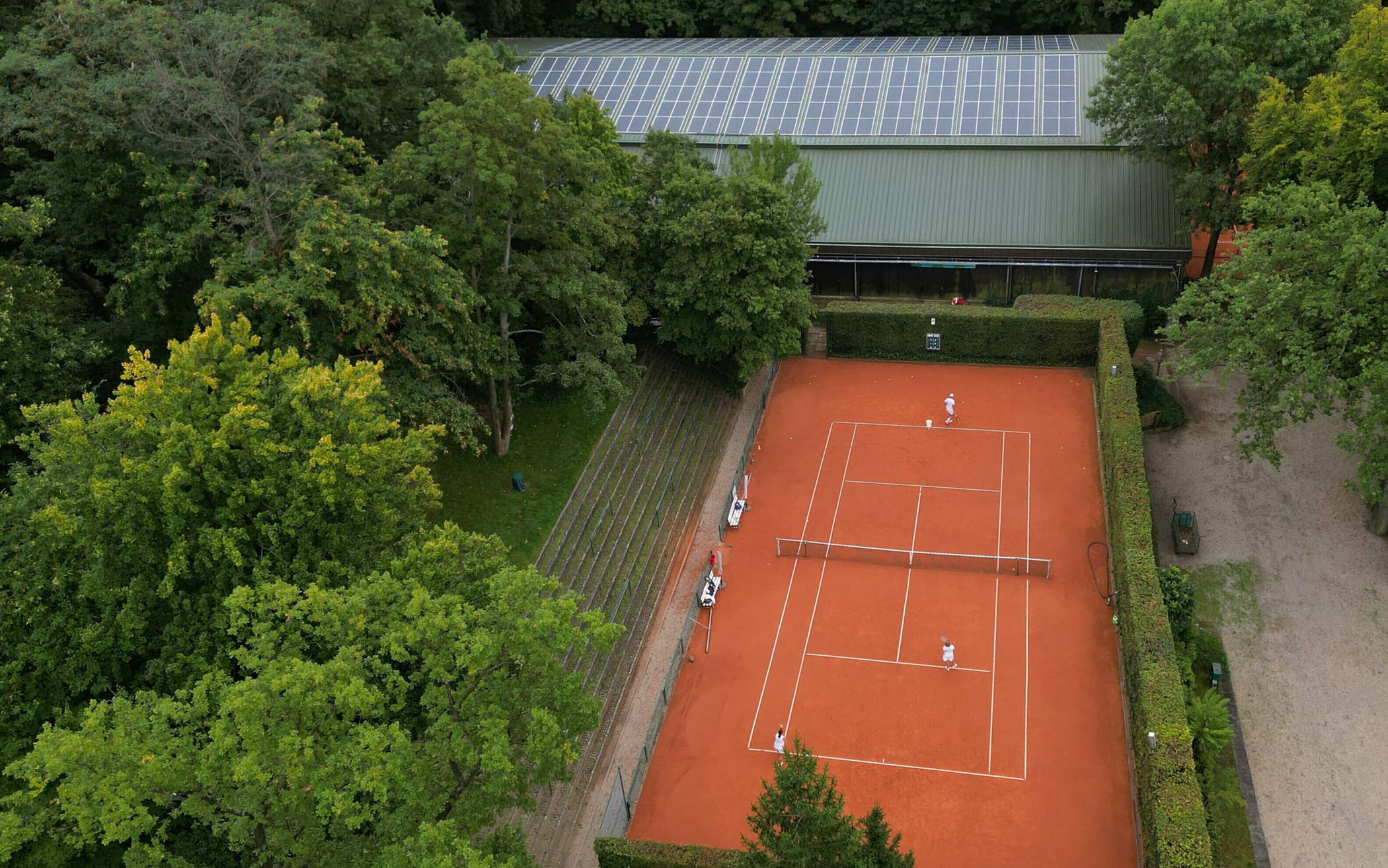 Die neue Photovoltaik-Anlage am Rolander Weg ist 700 Quadratmeter groß und auf einem Hallendach mit besonders geringer Traglast installiert (oben).