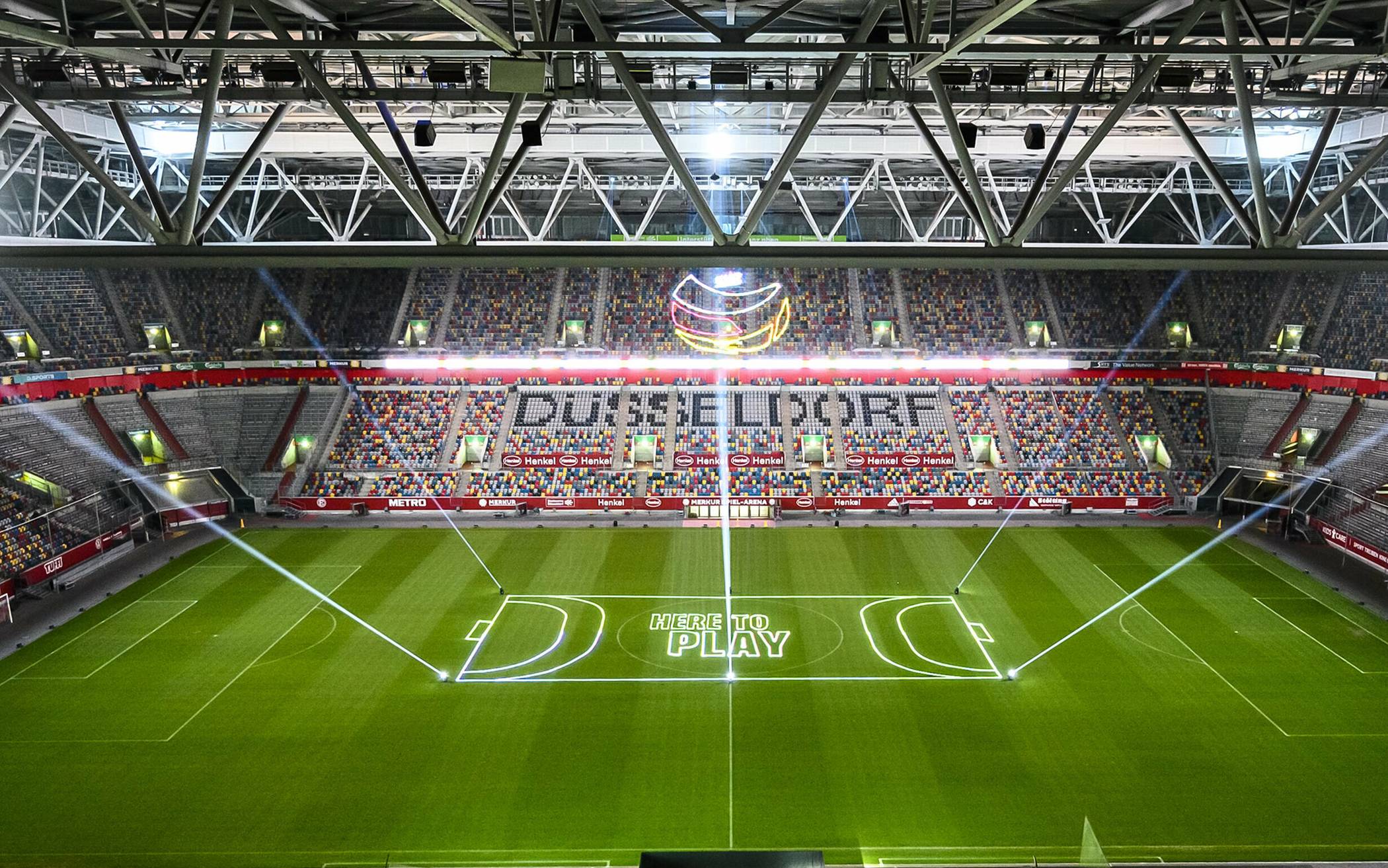  Auch mittels einer zusätzlichen Innenraumtribüne erreicht die Düsseldorfer Arena den Zuschauer-Weltrekord beim Start in die Handball-EM 2024. 