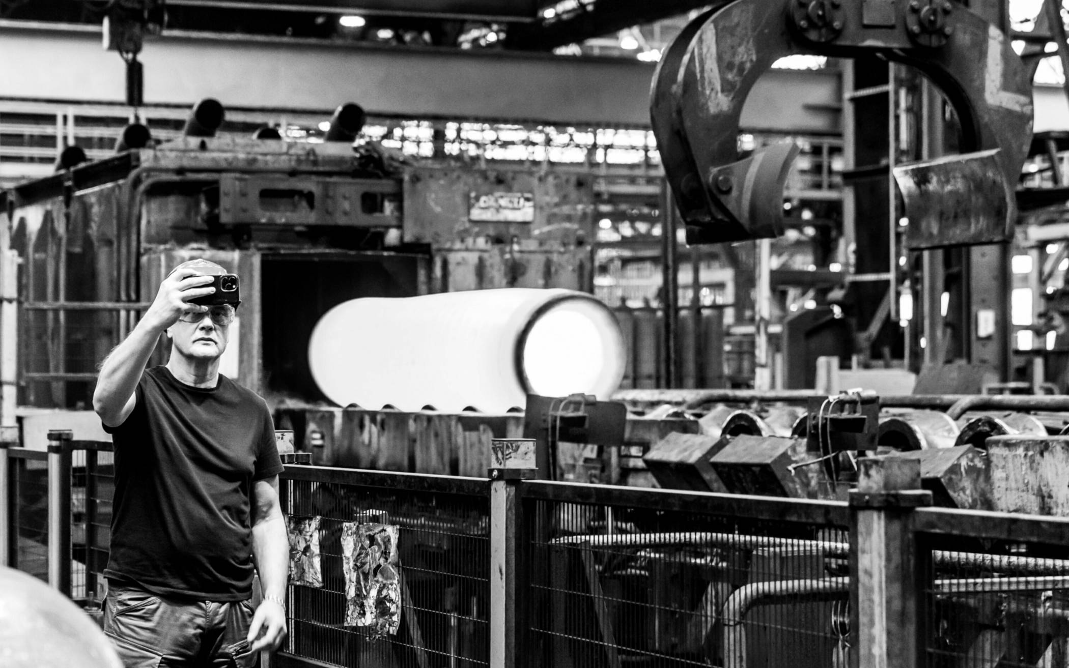 Klang-Pionier Jürgen Engler (Die Krupps) bei der Arbeit zum Projekt „Industrial“im Rather Stahlunternehmen Vallourec, was vor wenigen Tagen die Produktion einstellte.