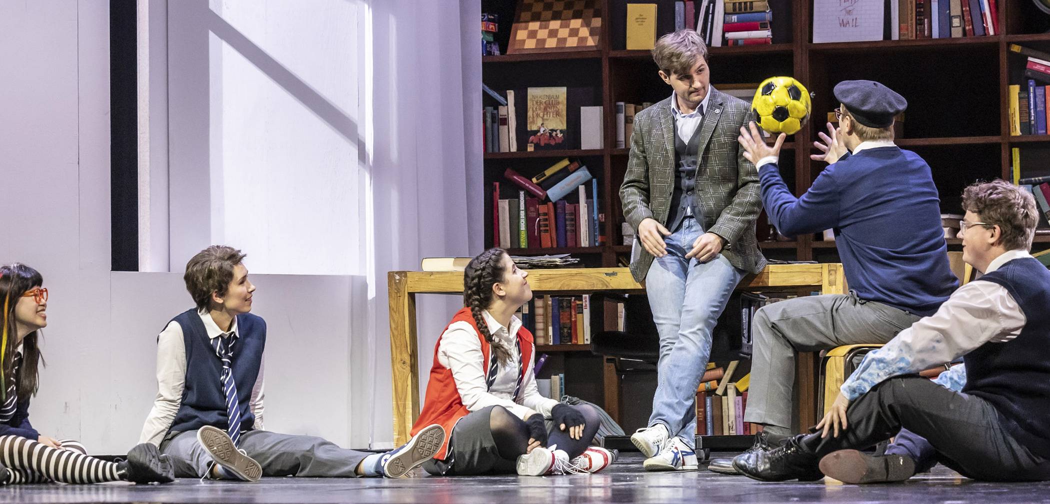 Szene aus „Das fliegende Klassenzimmer“ mit Chorong Kim (Franka), Valerie Eickhoff (Uli), Hagar Sharvit (Matilda), Roman Hoza (Justus), David Fischer (Johnny) und Sander de Jong (Martin, v. l.).