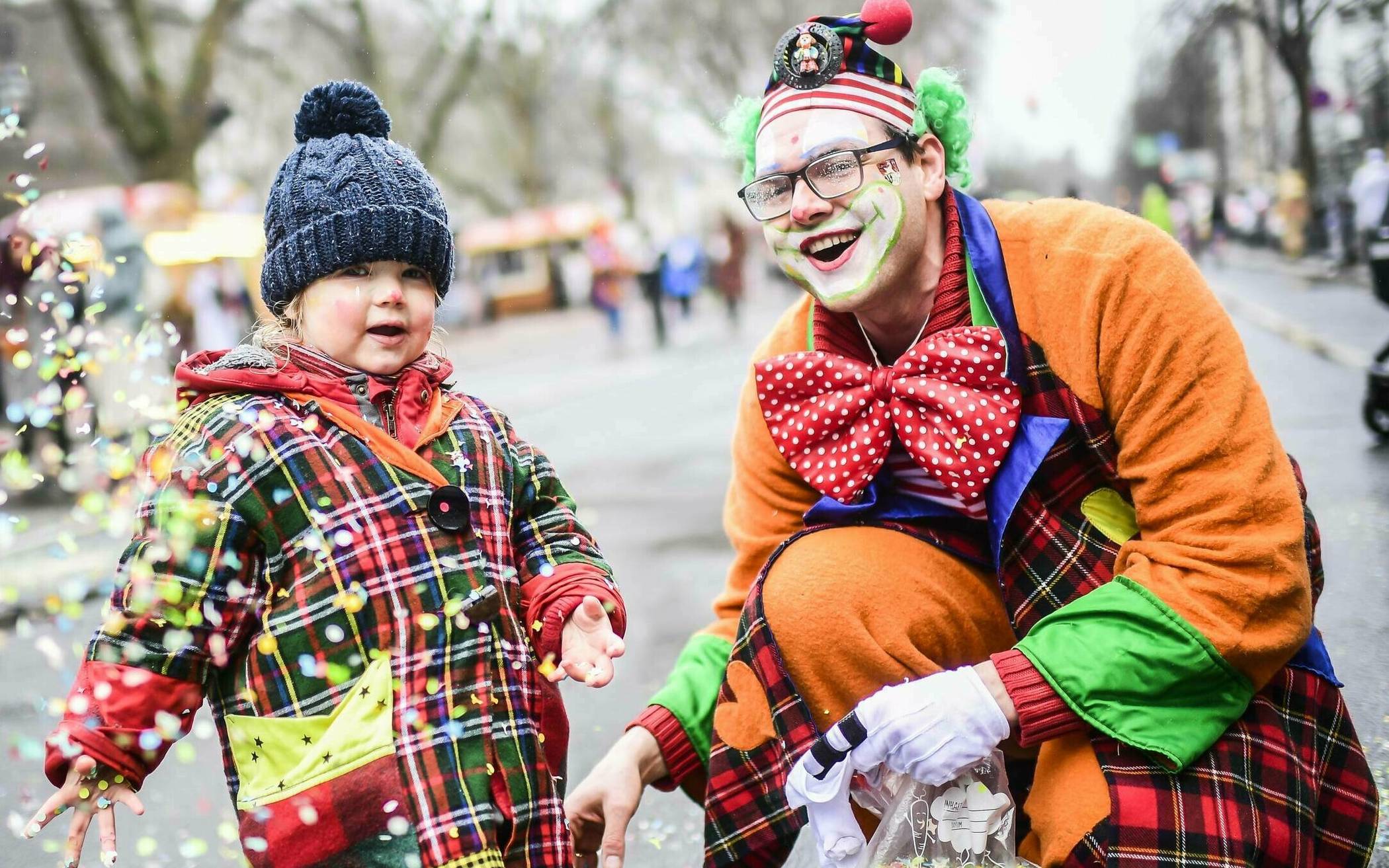 Szene vom diesjährigen Straßenkarneval auf der