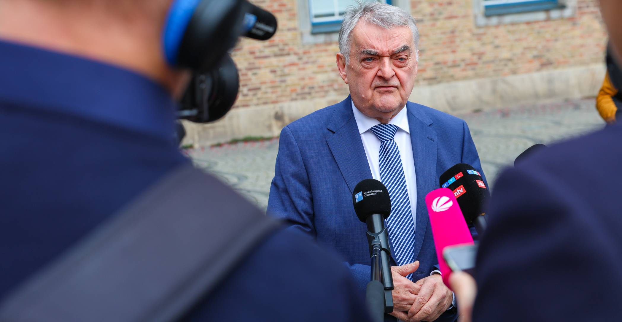 Große Medienpräsenz bei der Pressekonferenz (hier Innenminister Herbert Reul) zum formalen Abschluss des SIDI-Projekts für die Altstadt - „An den richtigen Stellschrauben gedreht“.