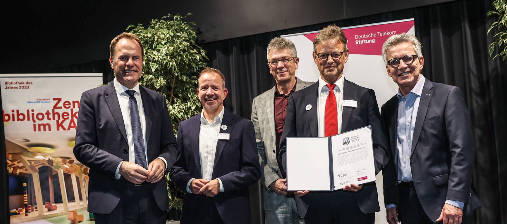 Übergabe der Auszeichnung (v. l.): OB Stephan Keller, Stephan Schwerin, Leiter der Zentralbibliothek, Volker Heller, Bundesvorsitzender des dbv, Dr. Norbert Kamp, Direktor der Stadtbüchereien, und Dr. Thomas de Maizière, Vorsitzender Deutsche Telekom Stiftung.