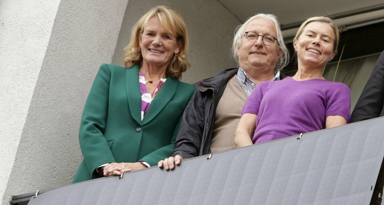  Die Balkonsolaranlage von Frau Schöning (r., zusammen mit Sabine Tüllmann, Bürgerstiftung Düsseldorf und Roland Pareik, Caritas). 