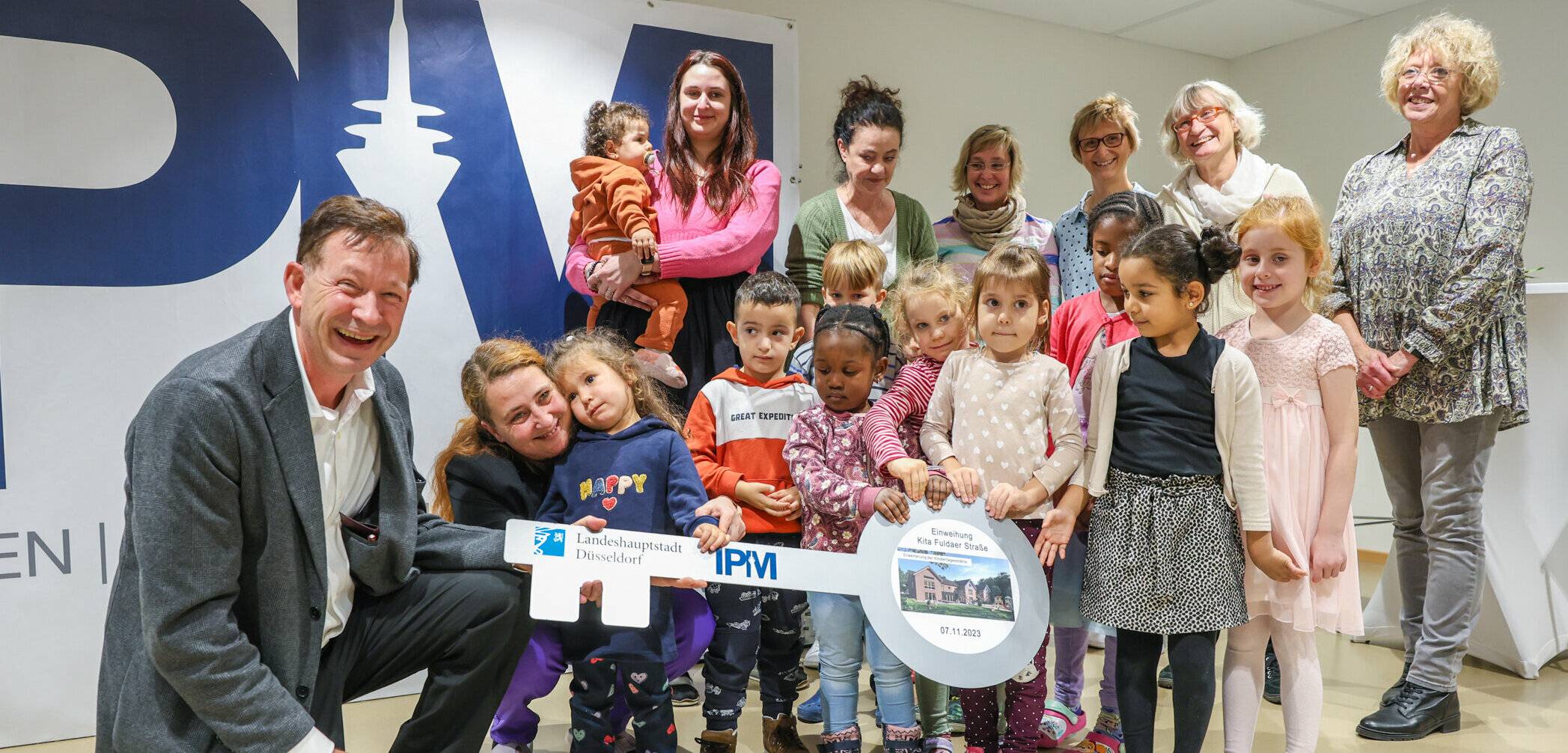  Die Kinder und Betreuerinnen der Kita Fuldaer Straße freuen sich gemeinsam mit Stadtdirektor Burkhard Hintzsche über die neuen Räume. 