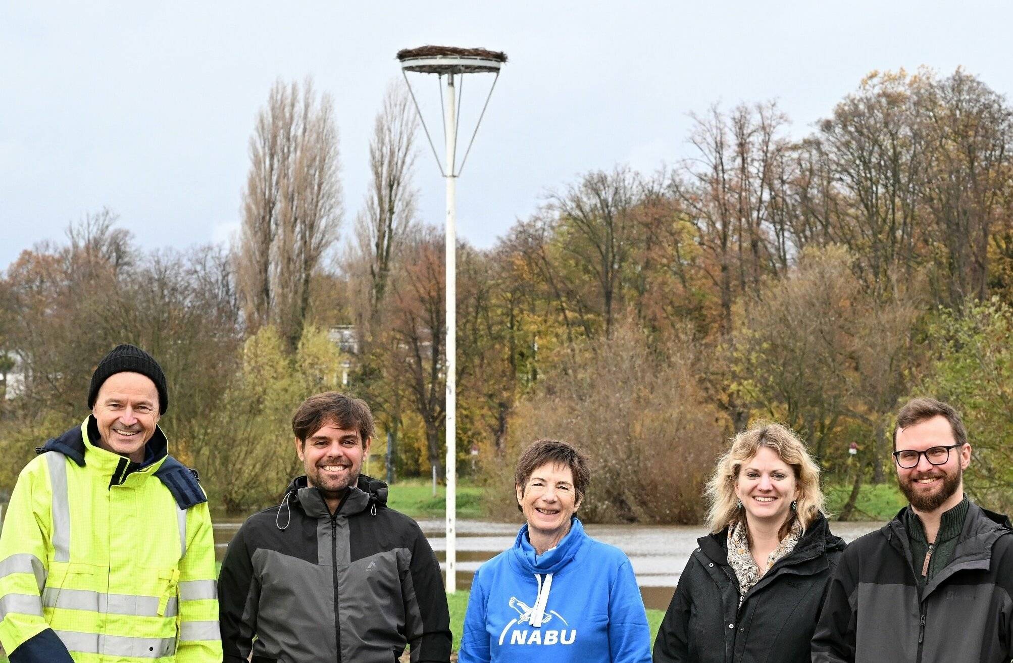  Vorm neuen Storchennest: Thomas Oertel (Stadtwerke Duisburg), Julian Oymanns (Haus Bürgel), Gerda Hucklenbroich (NABU), Johanna Marks und Patrick Bruchhagen (Untere Naturschutzbehörde der Stadt). Foto: Stadt/ Wilfried Meyer 