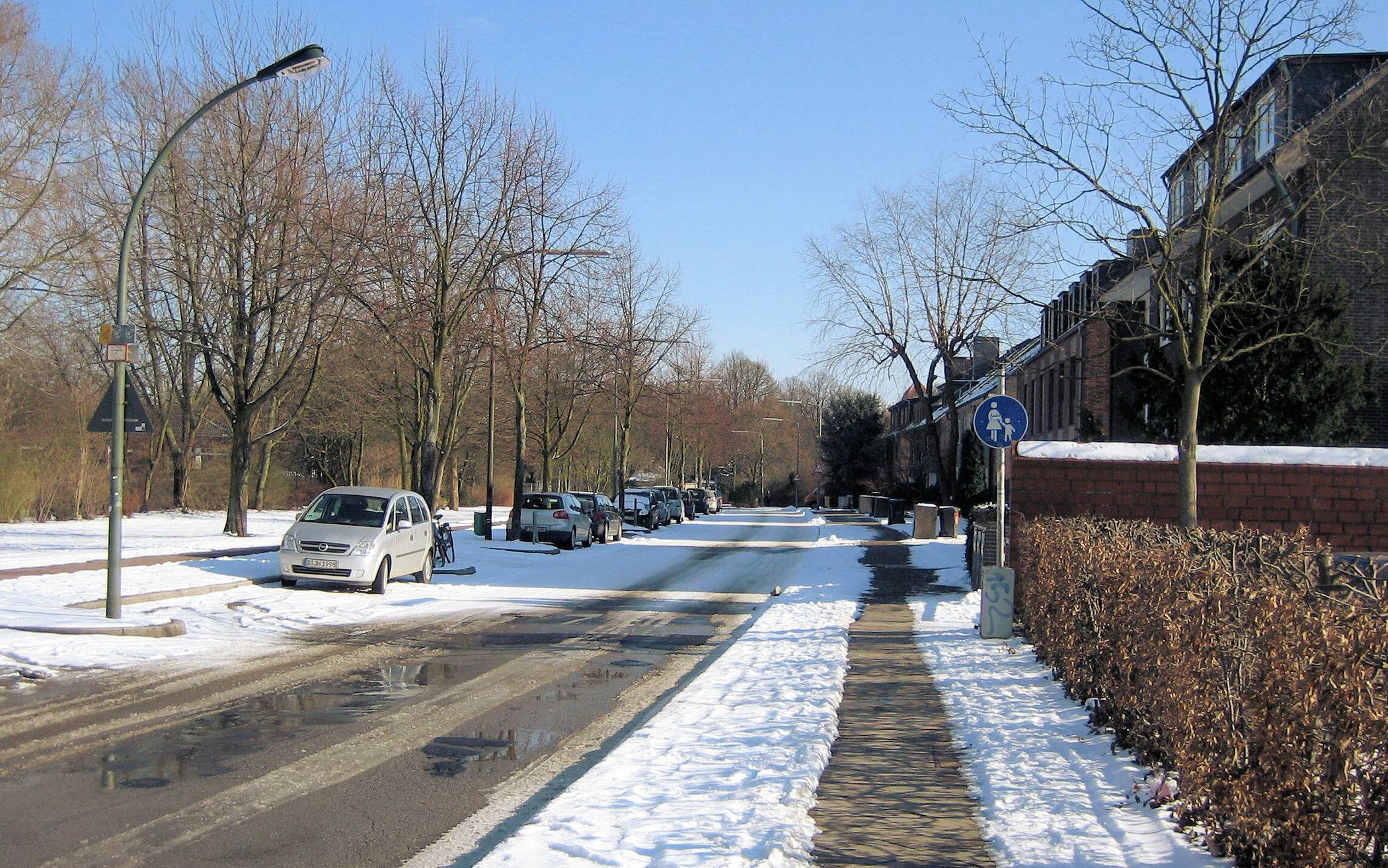Anlieger haben nach den Vorgaben der städtischen Straßenreinigungssatzung Schnee und Eis auf einer Breite von mindestens einem Meter zu räumen, außerdem Zuwege zu Bushaltestelle oder Depotcontainer.
