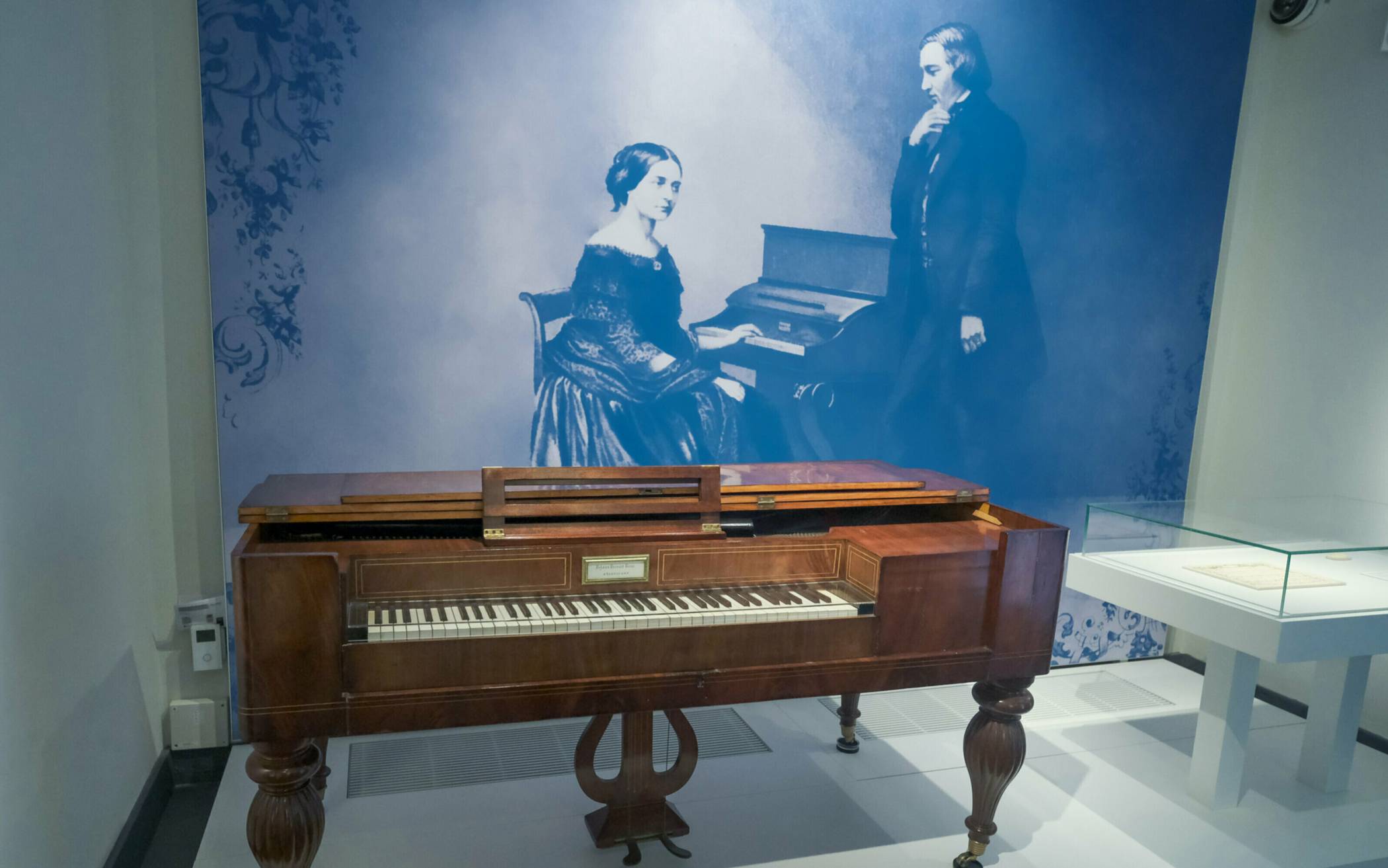 Auch ein historisches Tafelklavier findet sich auf der 225 Quadratmeter großen Ausstellungsfläche im Schumann-Haus.