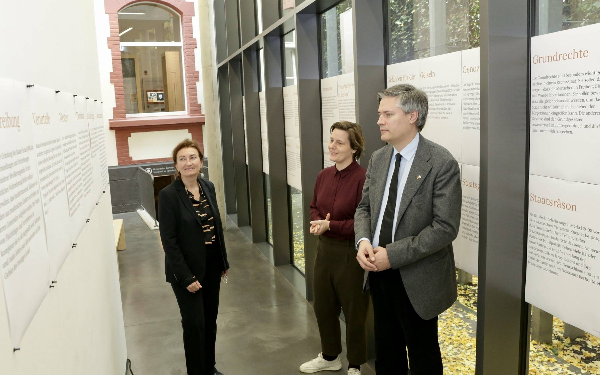  Bastian Fleermann und Astrid Hirsch-von Borries von der Mahn- und Gedenkstätte stellen Miriam Koch, Beigeordnete für Kultur und Integration, (v. r.) das „Lexikon an der Glasfassade“ vor. 