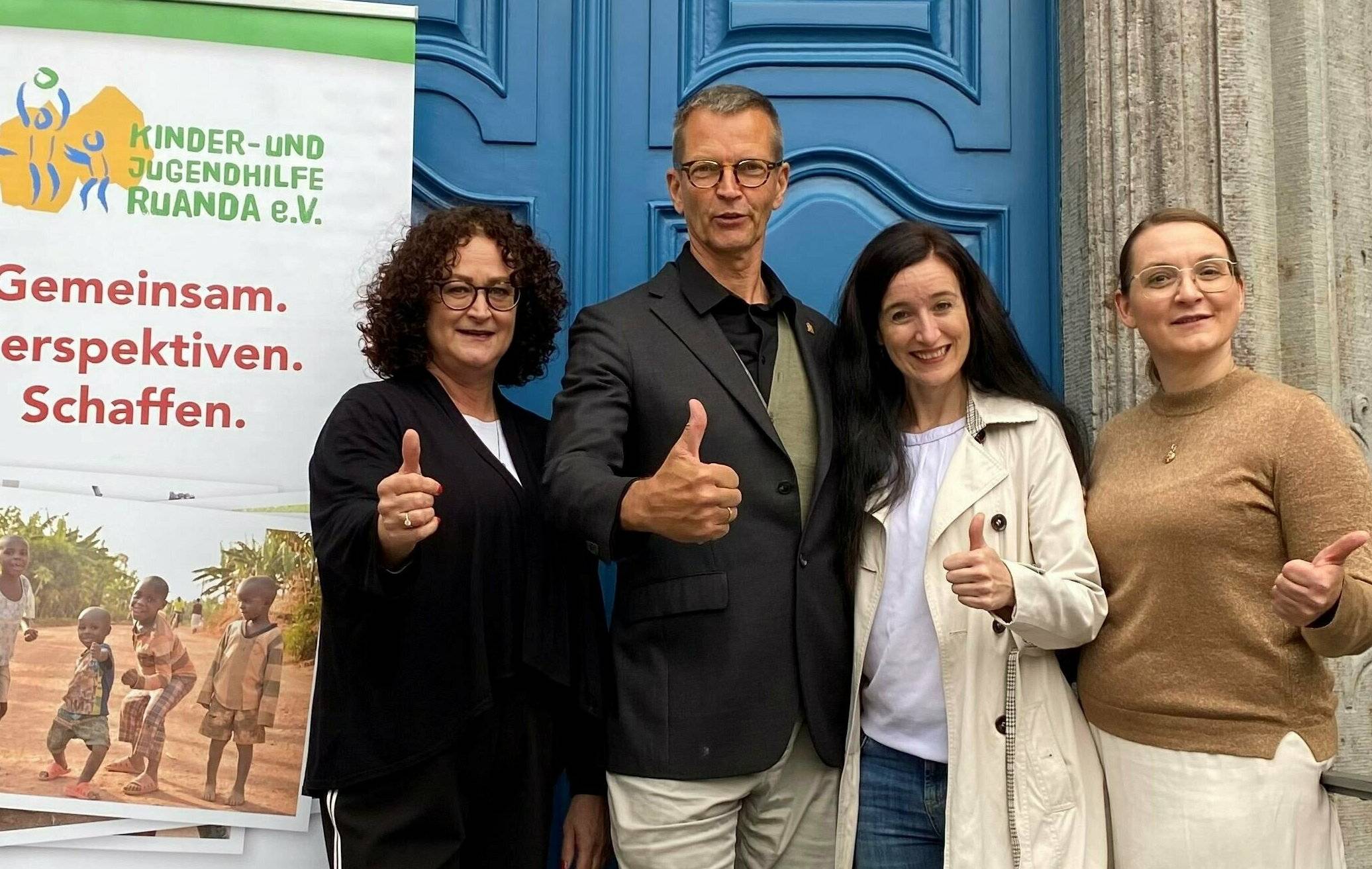  Schirmherr Josef Hinkel mit Dagmar Priestley, Sonja Suermann und Anett Wesoly (v. l.) vom Hilfeverein Ruanda.   