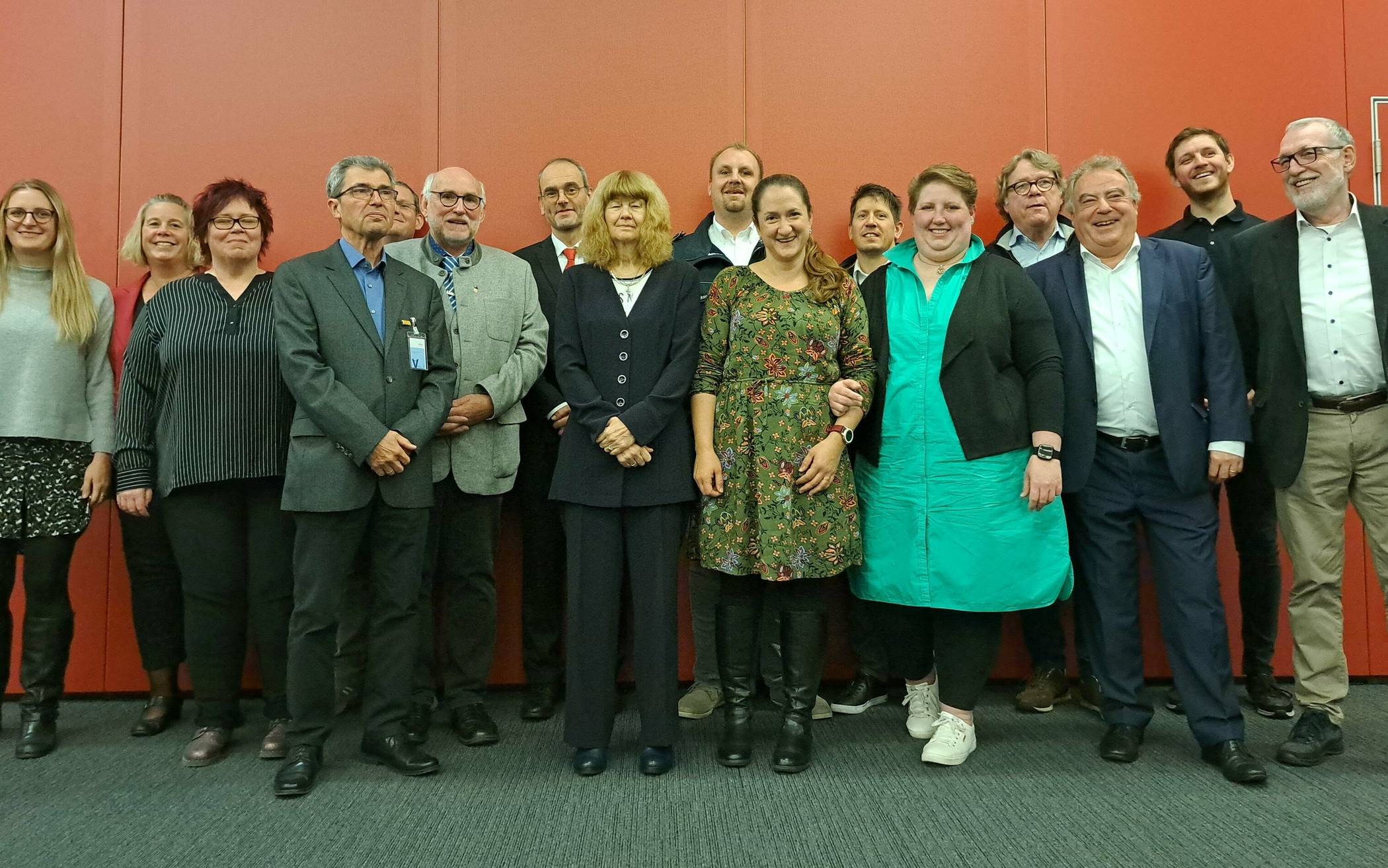 Freuten sich über den gelungenen Abend: Dienstzeit-Jubilare und BlutspenderInnen zusammen mit dem Vorsitzenden des DRK-Düsseldorf-Präsidiums, Olaf Lehne (3.v.r.), und Vertretern der Bereitschaften, der Wasserwacht und des Jugendrotkreuzes.