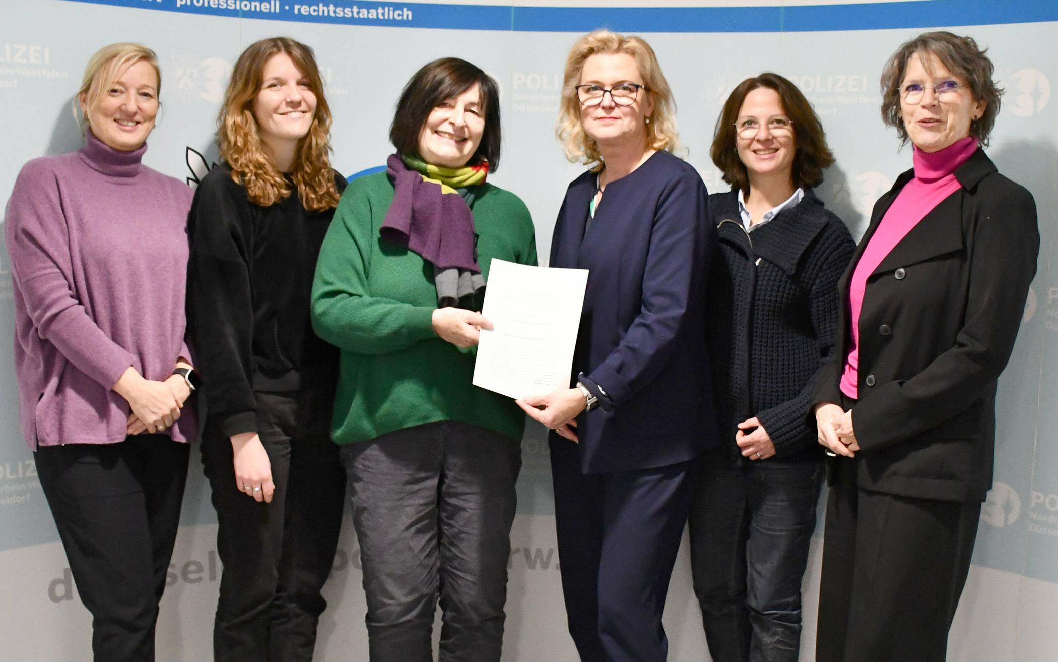  Polizeipräsidentin Miriam Brauns (3.v.r.) mit Opferschutzbeauftragter Anja Brückmann und  Sophie Lessing, Almut Lomer, Eva Inderfurth und Luzia Kleene (v. l.) von der Frauenberatungstelle. Foto: Polizeipräsidium Düsseldorf