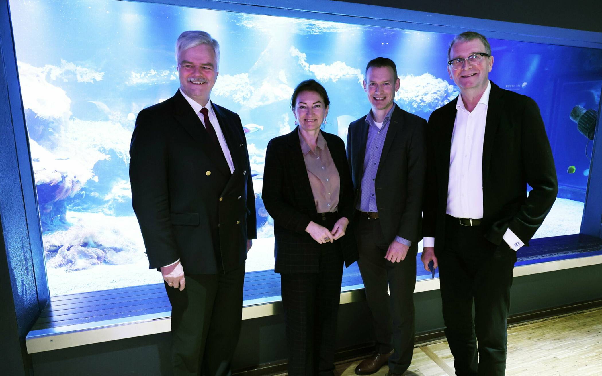 Michael Fischer, Freundeskreis Aquazoo, Beigeordnete Miriam Koch, Aquazoo-Direktor Jochen Reiter und Frank Schrader (v.l.), Geschäftsführer Düsseldorf Marketing, freuen sich über 500.000 Besucher 2023.