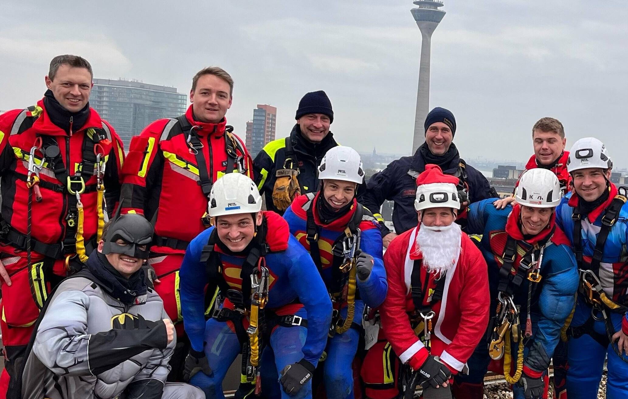  Das Team der Höhenretter der Feuerwehr auf dem Dach des EVK. 