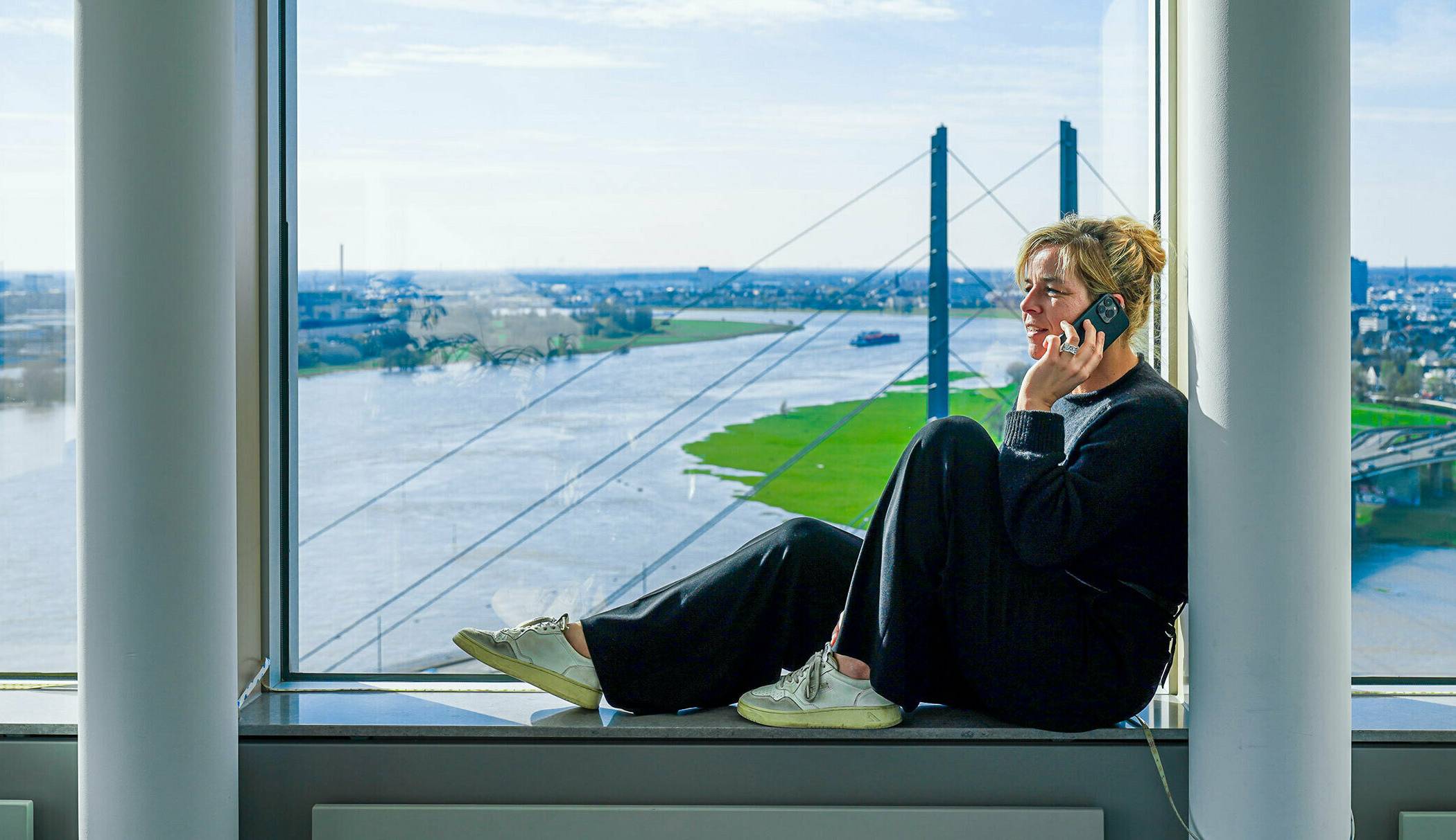  Die eingereichten Bilder aus Düsseldorf - Robert Szkudlarek fotografierte eine Ministerin auf der Fensterbank: Wenn Mona Neubaur in ihrem Büro im 20. Stock des Ministeriums für Wirtschaft, Industrie, Klimaschutz und Energie telefoniert, setzt sie sich gerne „ins Fenster“, weil dort der Handyempfang besser ist. 