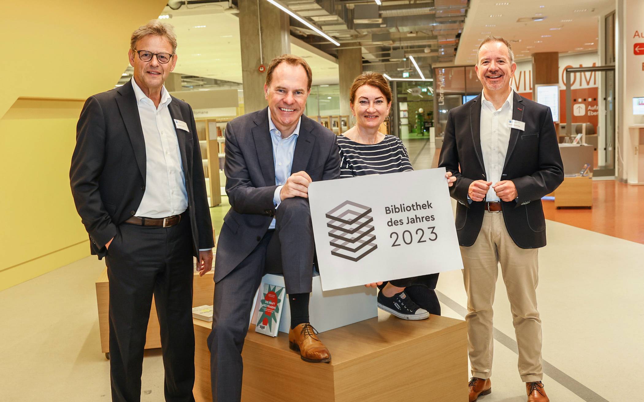 „Bibliothek des Jahres 2023“: Stadtbüchereien-Direktor Dr. Norbert Kamp freut sich zusammen mit OB Dr. Stephan Keller, der Beigeordneten Miriam Koch und Stephan Schwering, Leiter der Zentralbibliothek (v.l.).