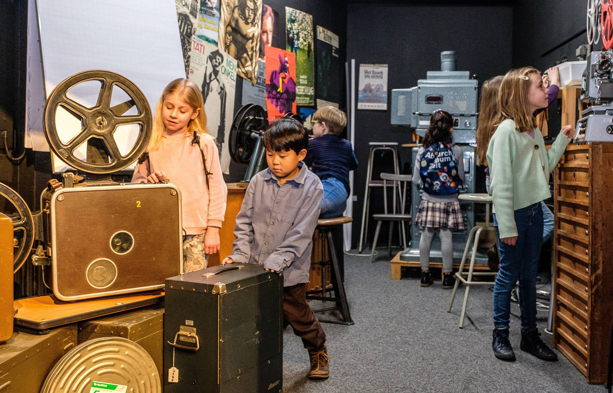 Impressionen von der Kindermuseumsnacht 2023, hier erobern Kinder das Filmmuseum.