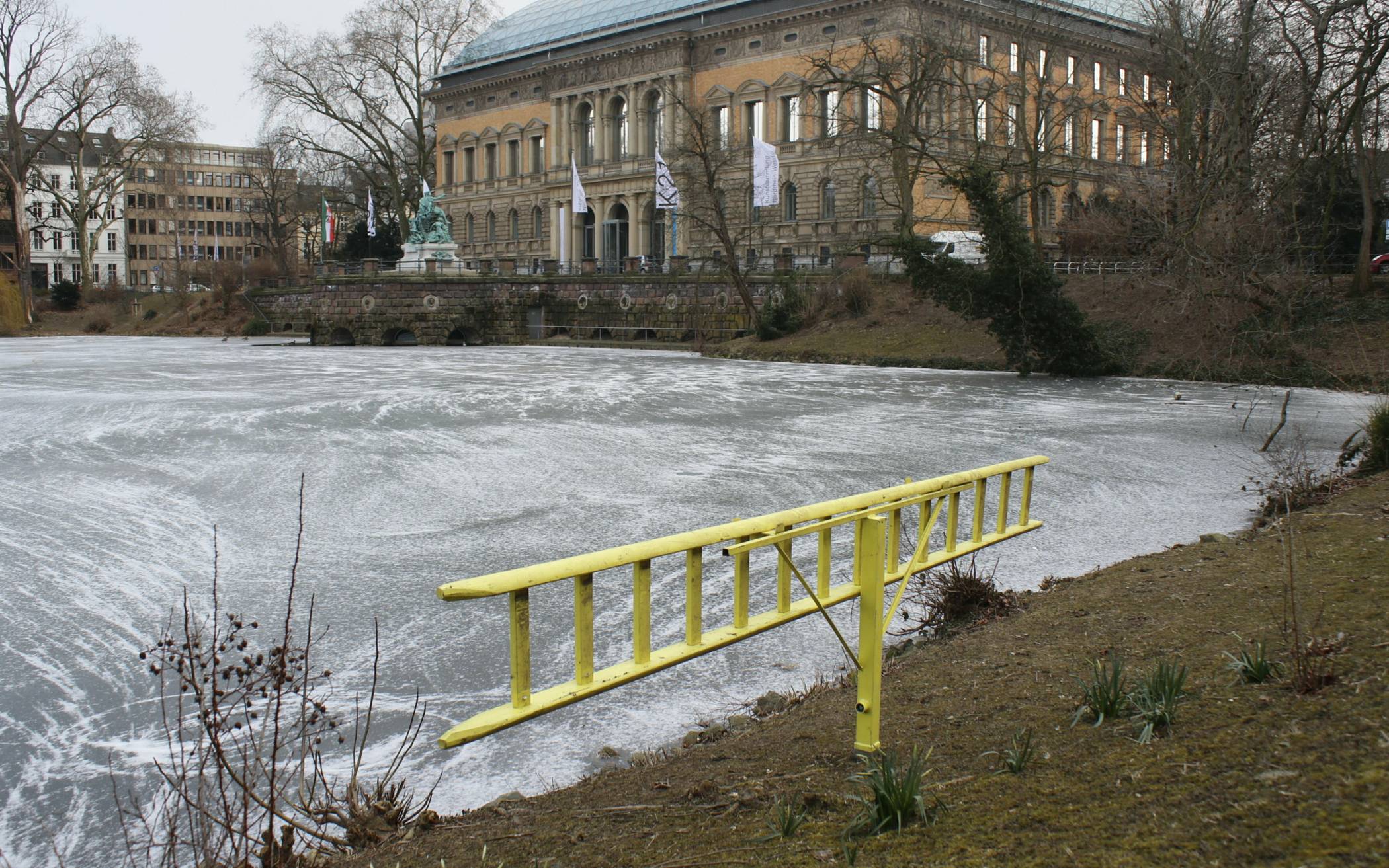 Eisleitern Parks Gewässer Gefroren Düsseldorf Straftat