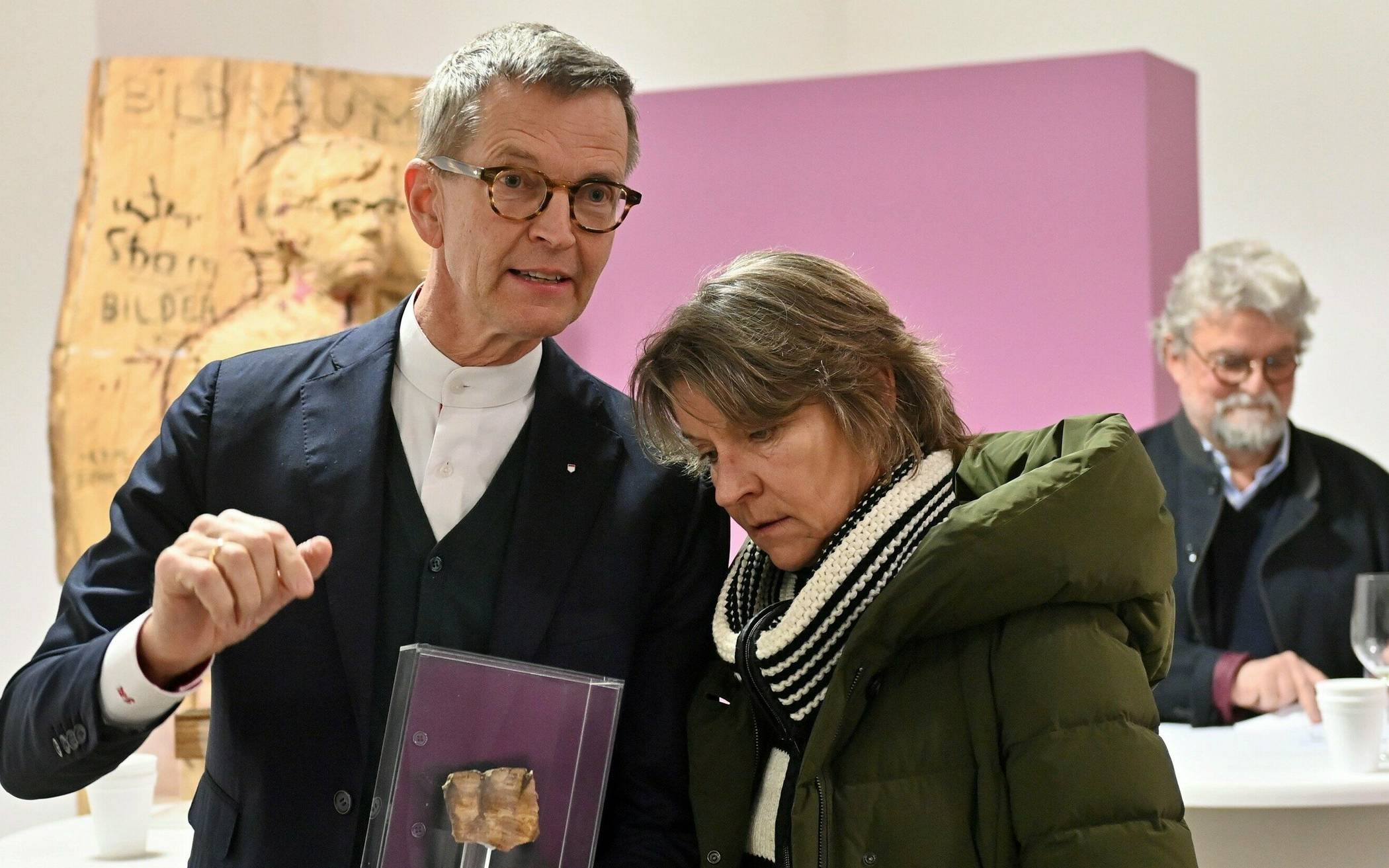 Auktionator und Bürgermeister Josef Hinkel mit zu versteigerndem Holzskulptur-Teil im Kästchen.