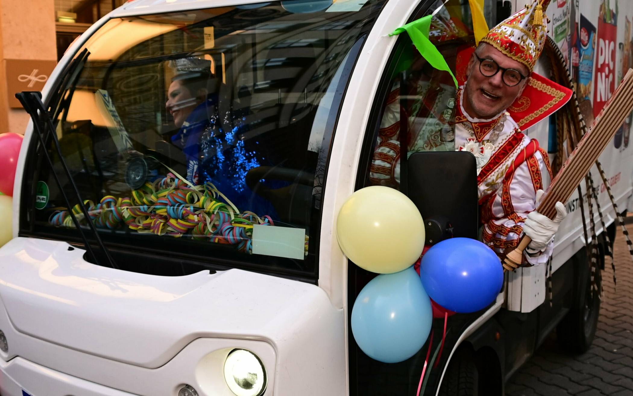 Prinz Uwe I. und Venetia Melanie auf Kamelle-Sammeltour auf der Königsallee.