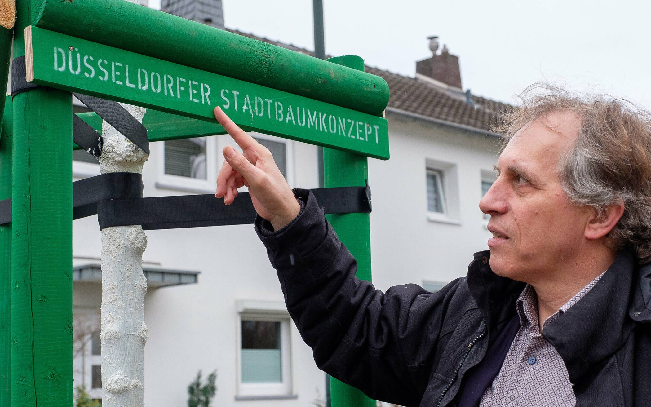 Beigeordneter Jochen Kral an einer frisch gepflanzten Ulme in der Meineckestraße.