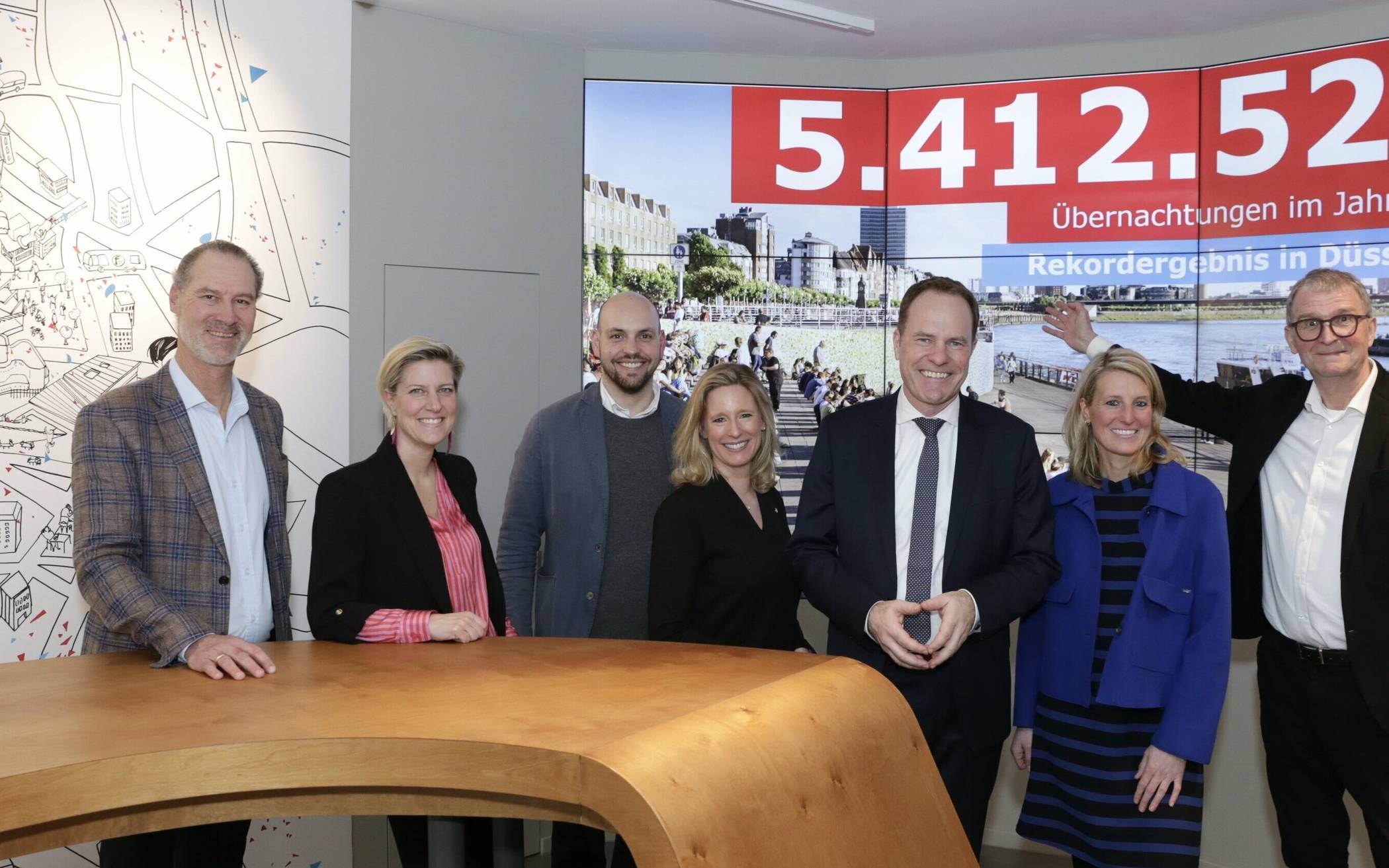  Über 5,4 Millionen Düsseldorf-Übernachtungen 2023 - OB Stephan Keller (3. v. r.), Ole Friedrich (l.) und Frank Schrader (r.), von Visit Düsseldorf, stellten mit führenden Vertretenden der Tourismusbranche die Rekordzahlen vor.  