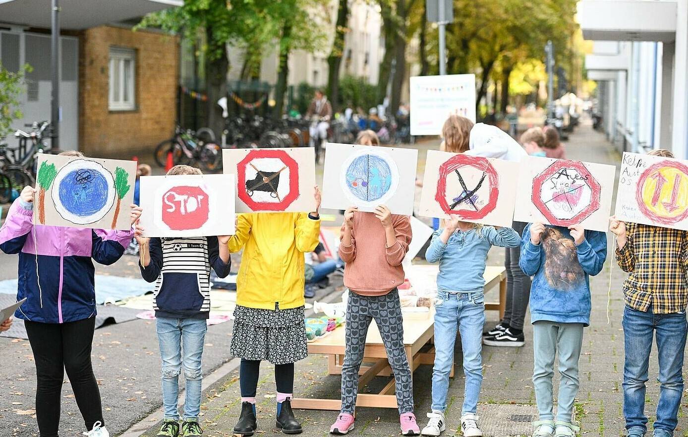 Nordrhein-Westfalen hat als erstes Bundesland eine landesweite Regelung für Schulstraßen herausgegeben. Das soll laut ADFC jetzt auch schnell in Düsseldorf greifen.