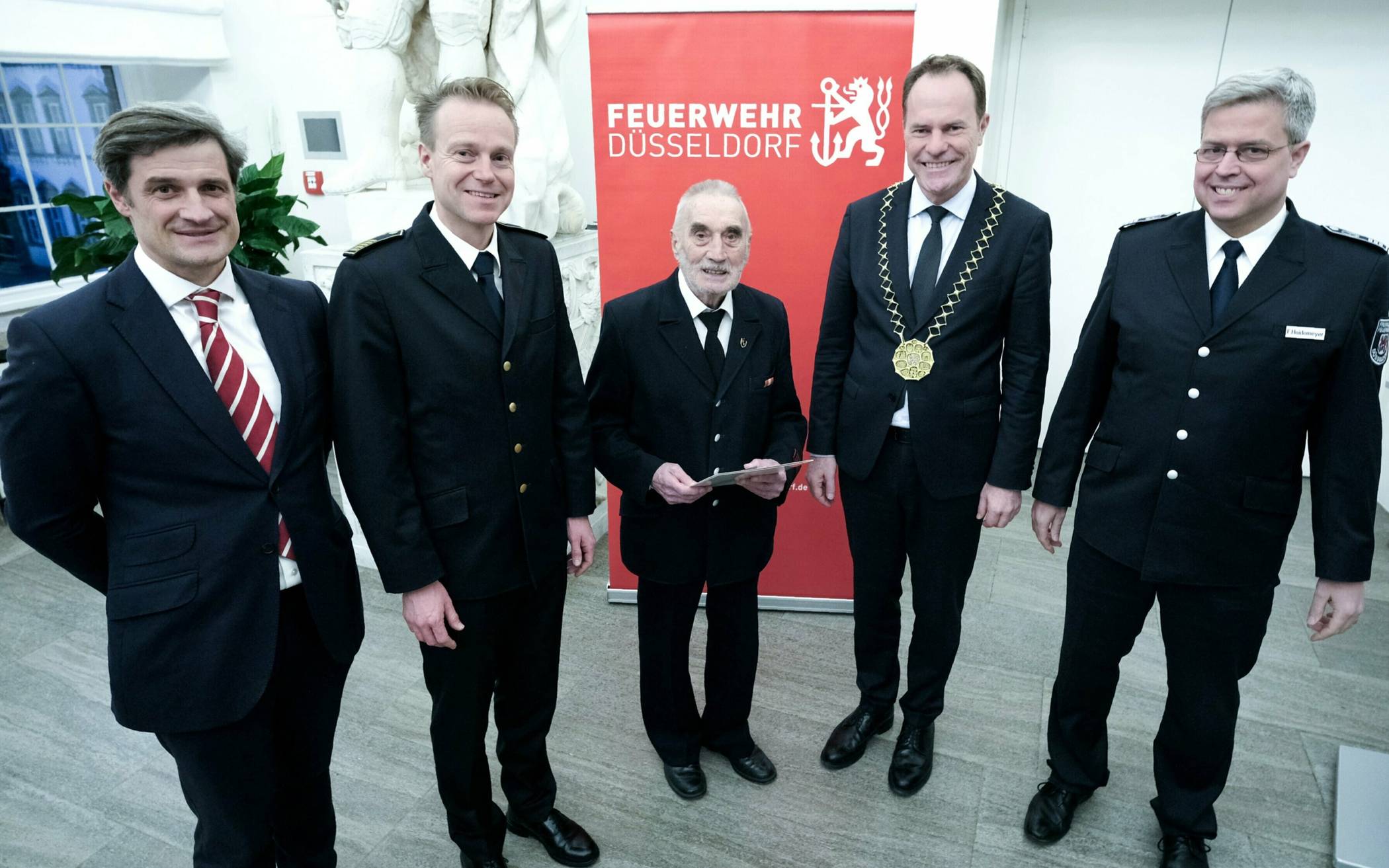  Verleihung der Ehrenzeichen für die Freiwillige Feuerwehr: Feuerwehrdezernent Christian Zaum, Feuerwehrchef David von der Lieth, Jubilar Willi Höller (70 Jahre), OB Stephan Keller und Jubilar Felix Heidemeyer (50 Jahre, v. l.). 