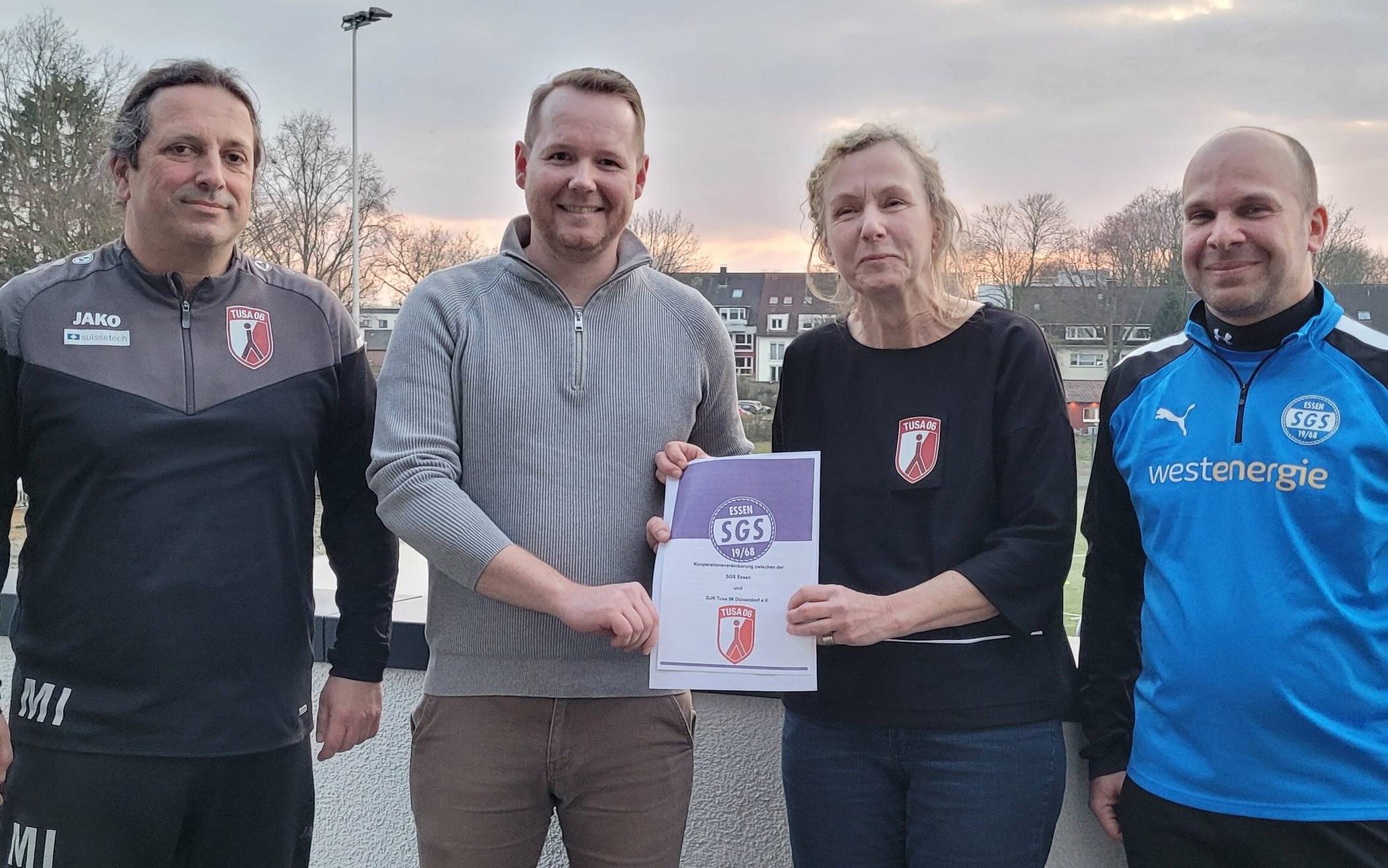  Frauenfußball-Partner: Marcus Italiani (l.) und DJK-Vorsitzende Ute Groth (TUSA) sowie SGS-Geschäftsführer Florian Zeutschler (2. v. l.) und Essens Mädchenfußball-Koordinator Christian Kowalski. 