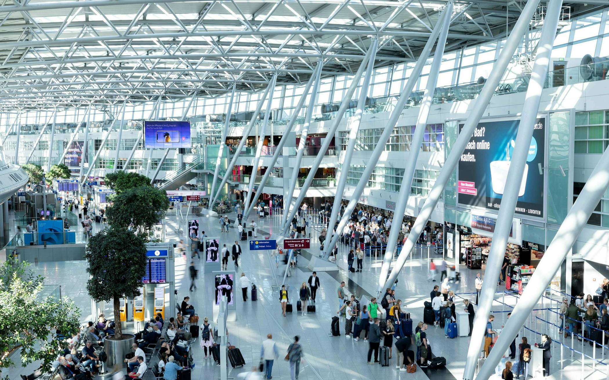 Zum Start der Osterferien herrscht im Airport-Terminal in Lohausen viel Betrieb.