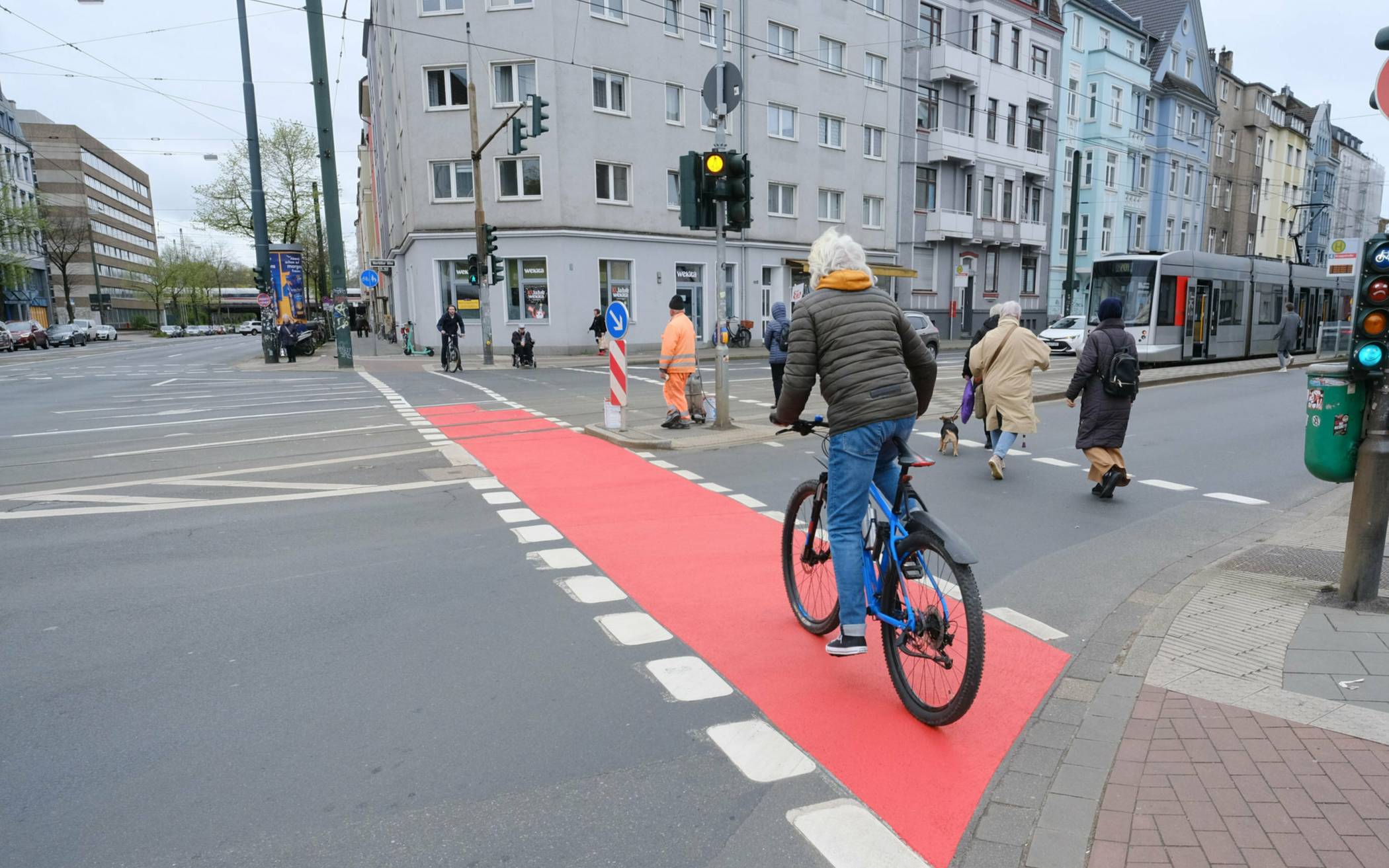  Mehr Sicherheit durch Sichtbarkeit für Radfahrende sollen die neuen roten Radwege an demnächst 13 Kreuzungen bieten. 