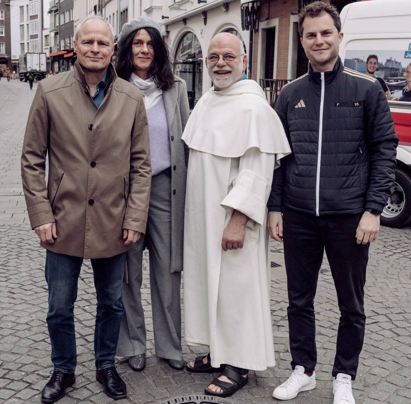 Deckel drauf: Frank Heuner, technischer Betriebsleiter beim Stadtentwässerungsamt, Katharina Rohde und Pater Wolfgang Sieffert vom Verein Altstadt-Armenküche und Oskar Deecke, Direktor Marketing B2C Fortuna Düsseldorf, v. l.).