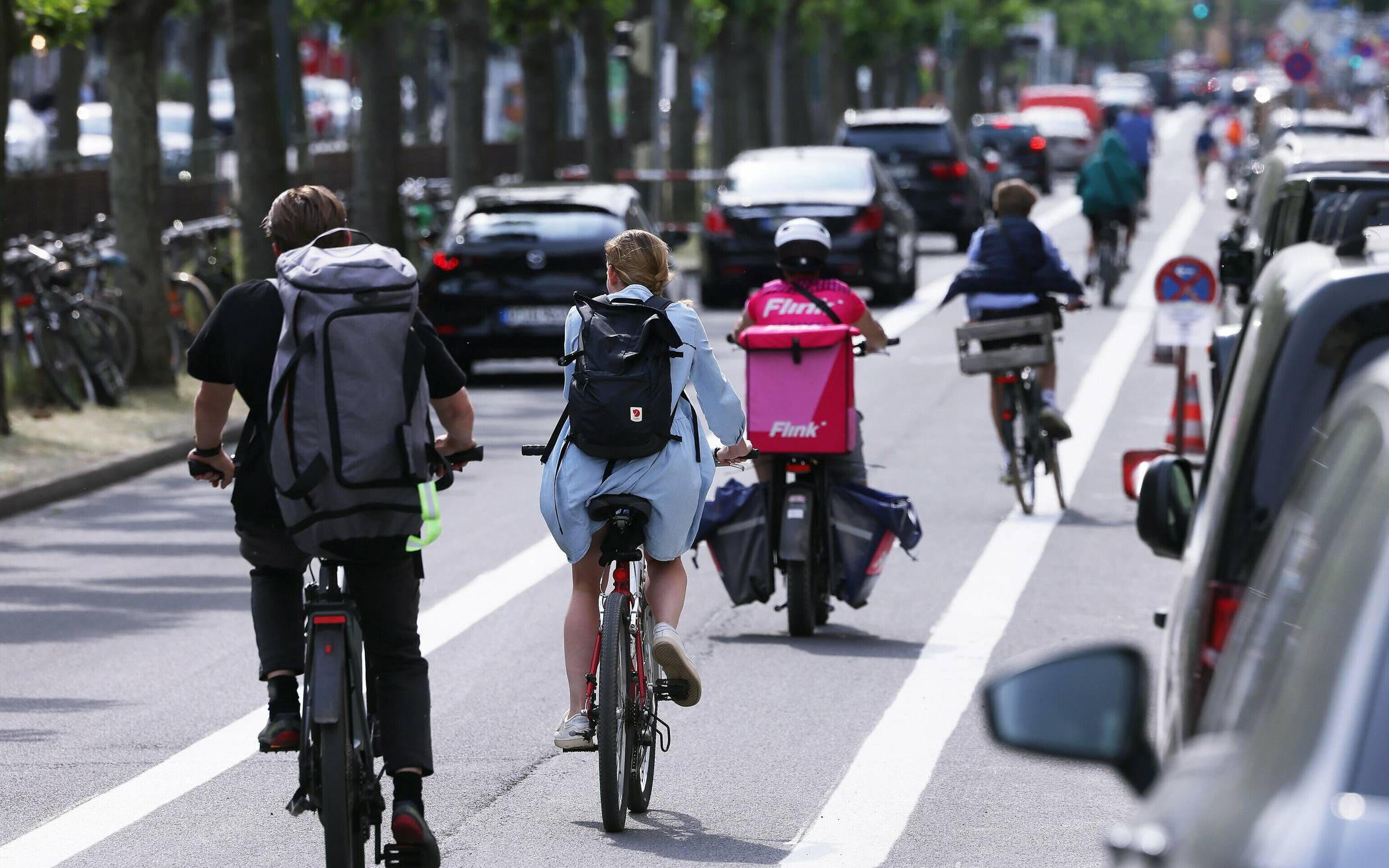  Positive Rückmeldungen zur Testphase auf der Luegallee: Vor dem Testlauf gaben nur 35 Prozent der Befragten an, sich als Verkehrsteilnehmer auf der Luegallee eher bis sehr sicher zu fühlen. Bei der letzten Befragung waren es 85 Prozent. 